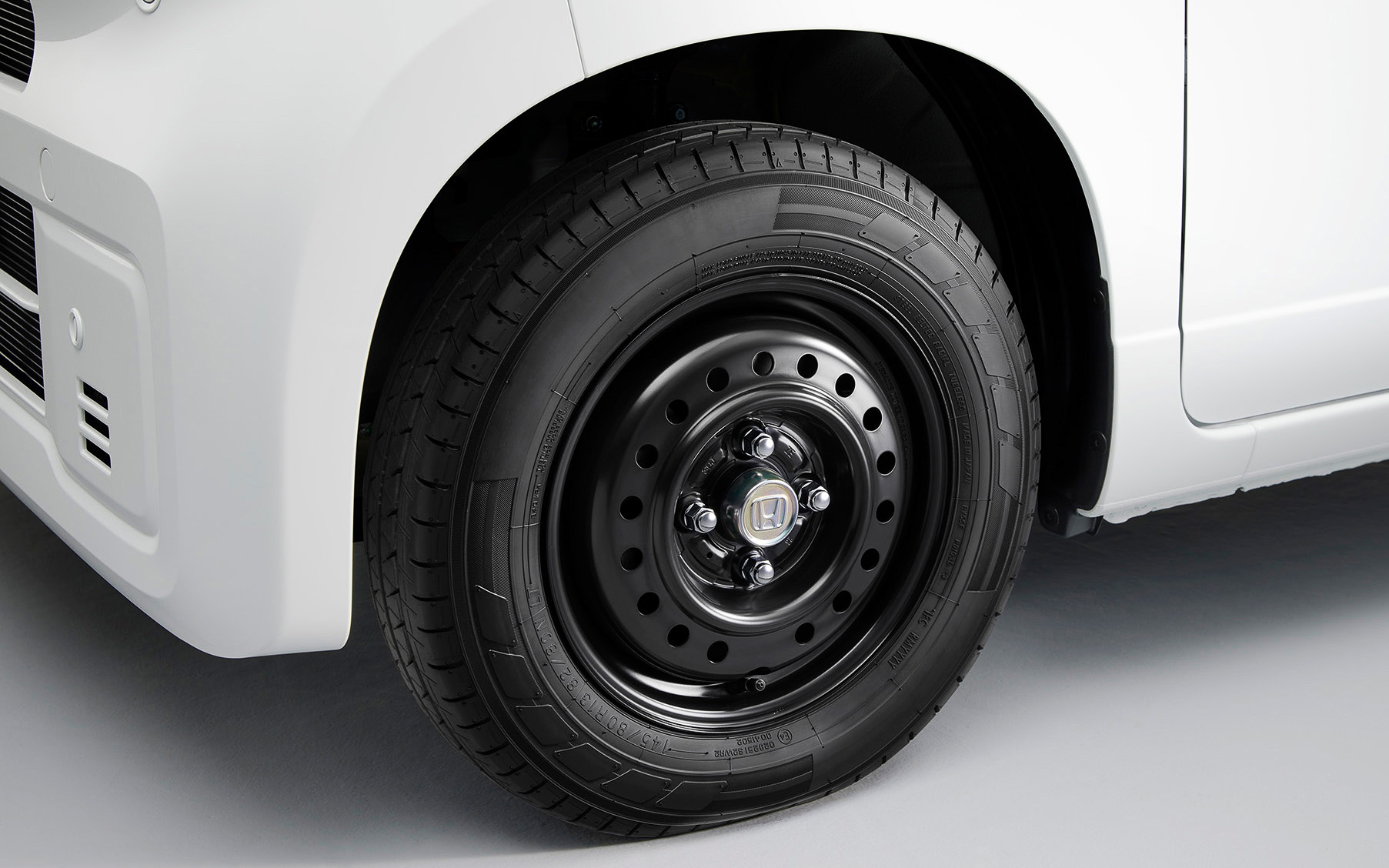 車両重量の増加に対応するため13インチタイヤを採用してブレーキを大型化。タイヤサイズは前後145/80R13