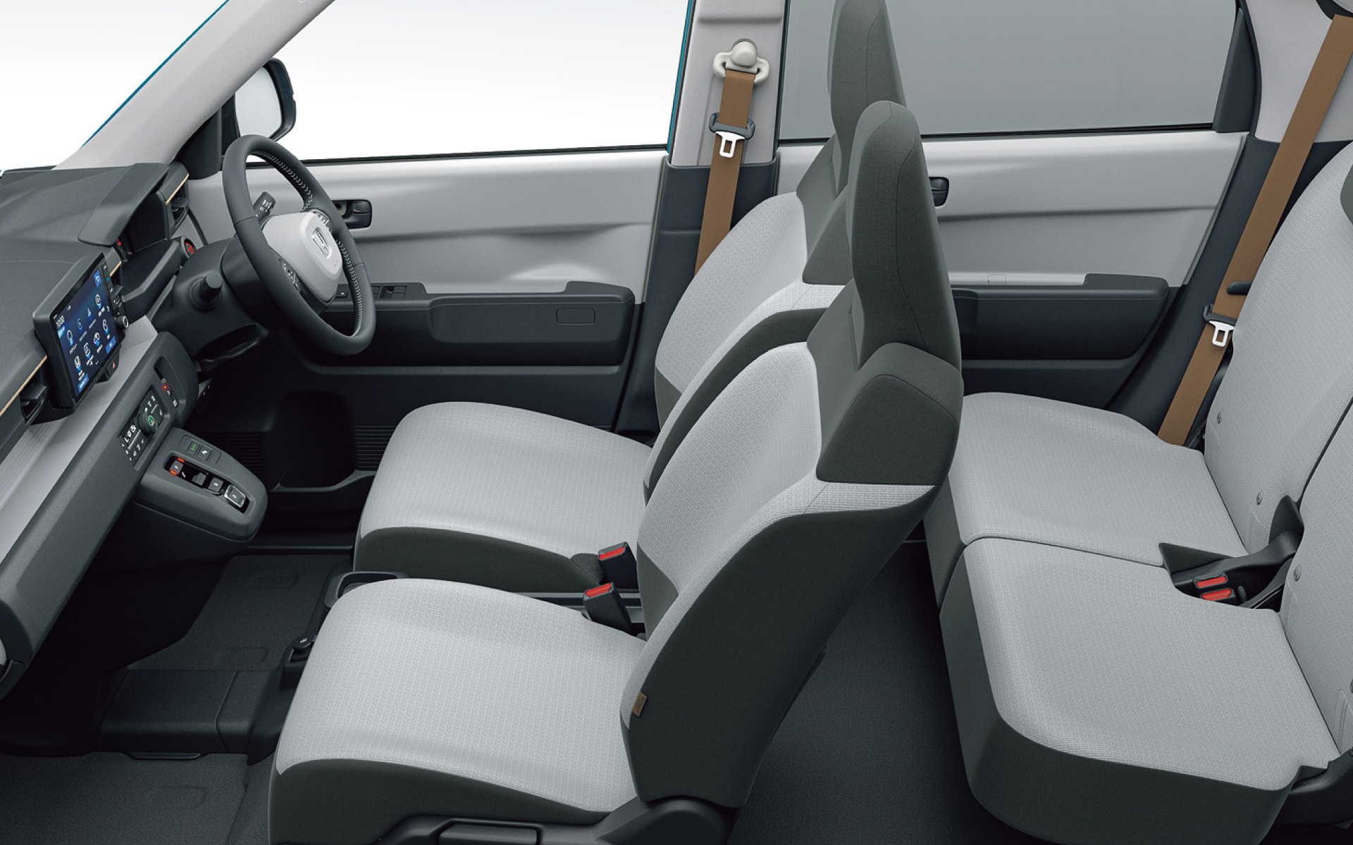 フロア下に搭載する駆動用バッテリを薄型化して大人4人が快適に乗車できるキャビンスペースを確保