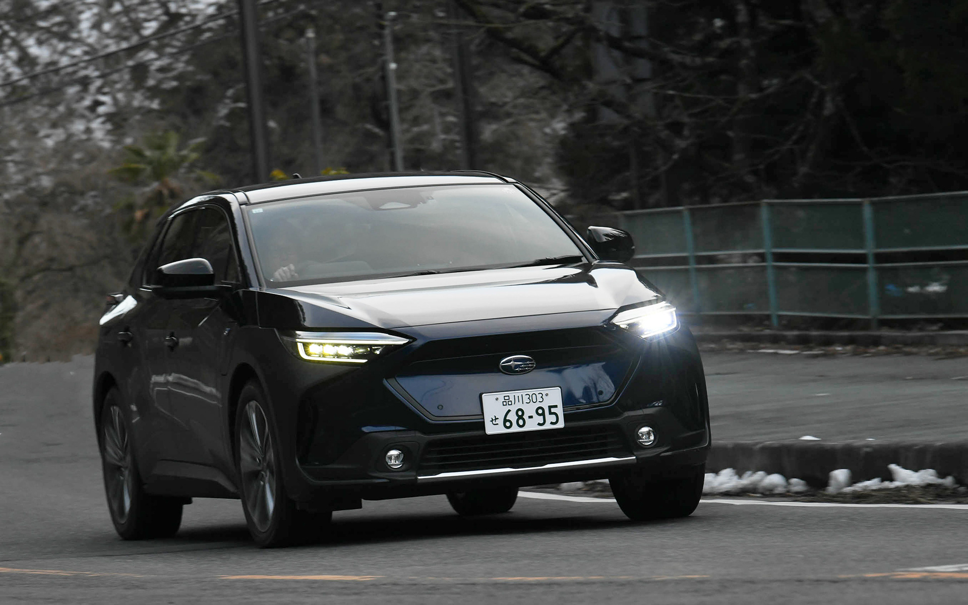 フロア下に駆動用バッテリを配置する低重心レイアウトで安定感ある走りを実現