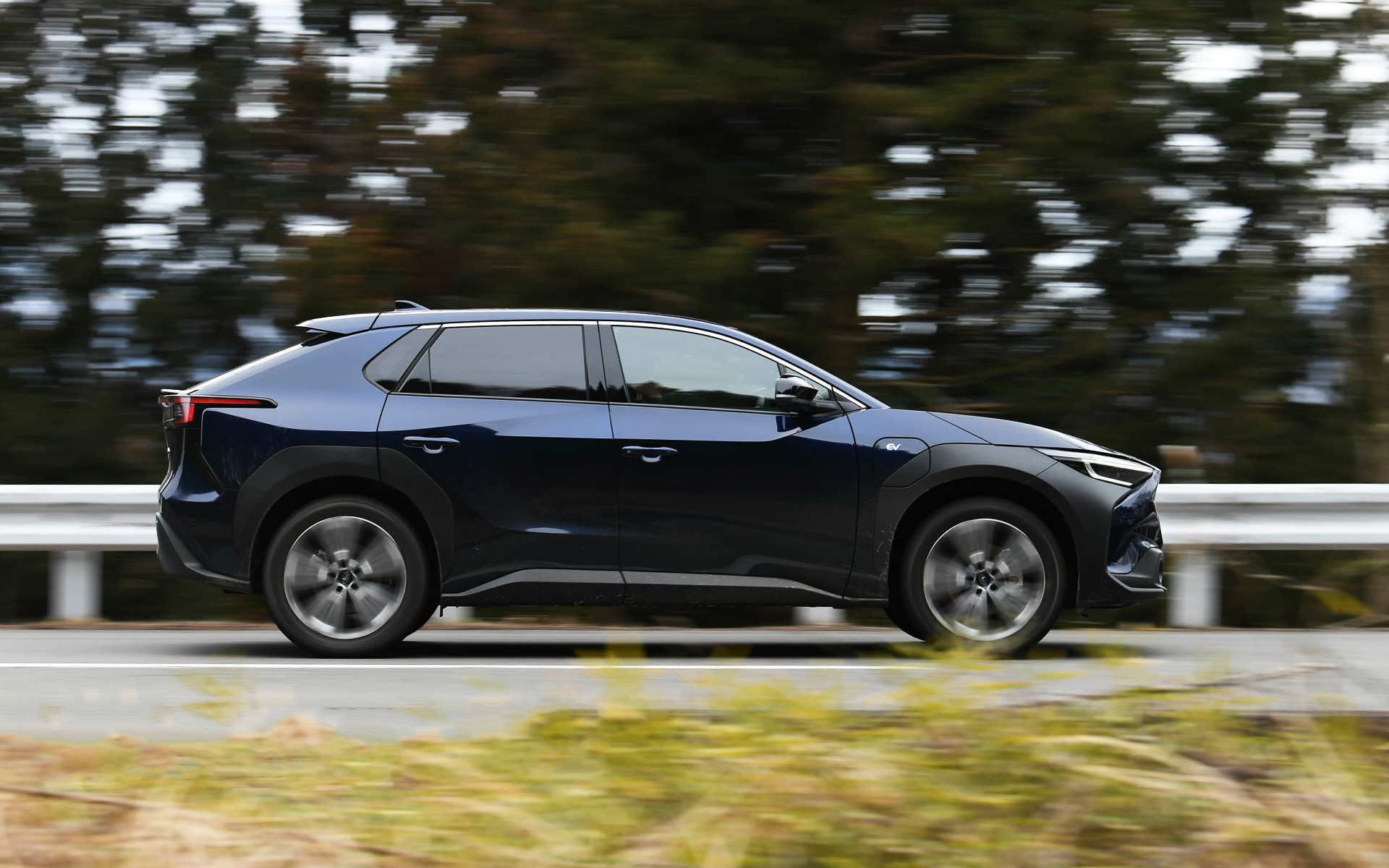 フロア下に駆動用バッテリを配置する低重心レイアウトで安定感ある走りを実現