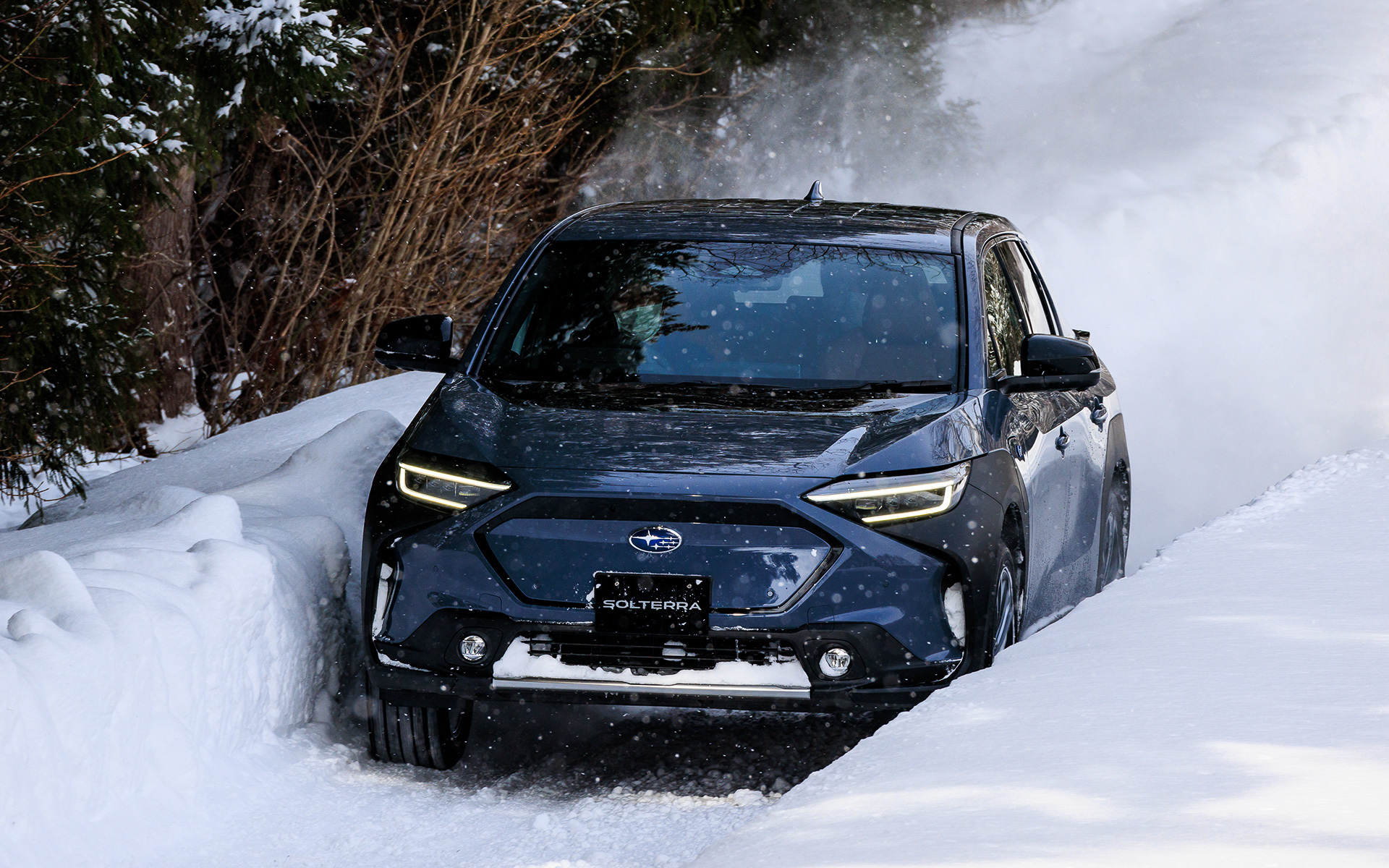 210mmの最低地上高と前後独立モーター駆動式AWDが雪道などでも安心感ある走りを実現