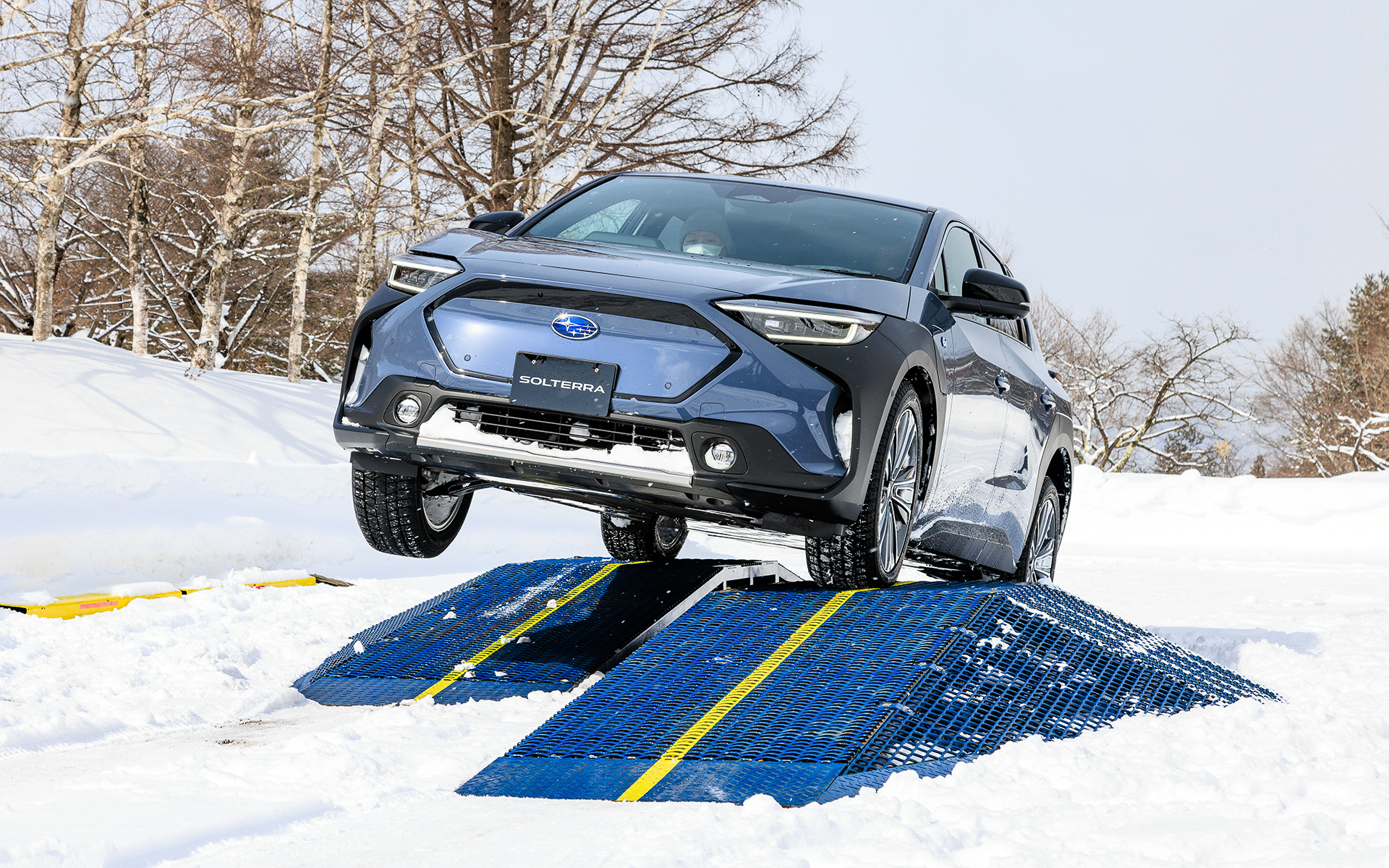 4WD車ではタイヤの空転などを抑制して悪路での走破性を高める「X-MODE」を採用する