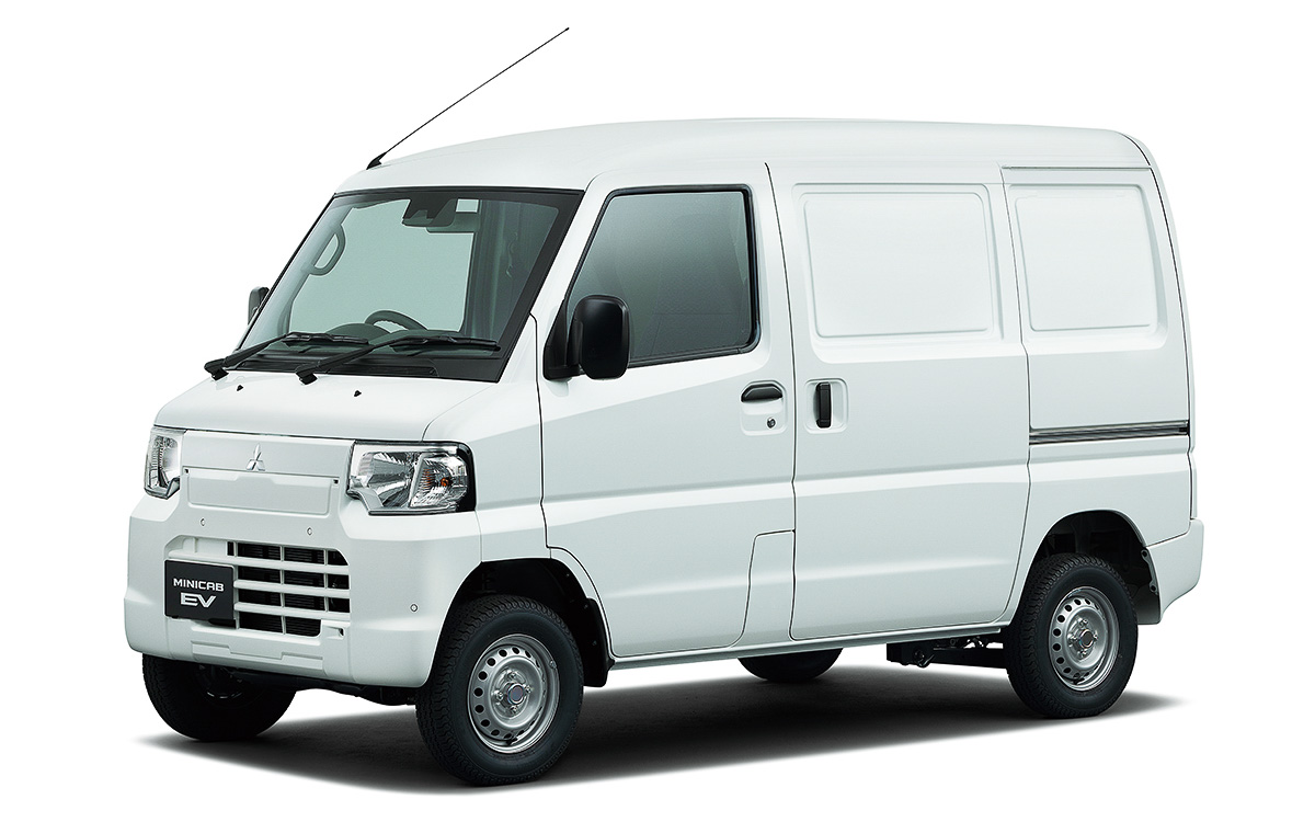 2シーターのボディカラーは「ホワイトソリッド」（写真）と「スターリングシルバーメタリック」の2色をラインアップ