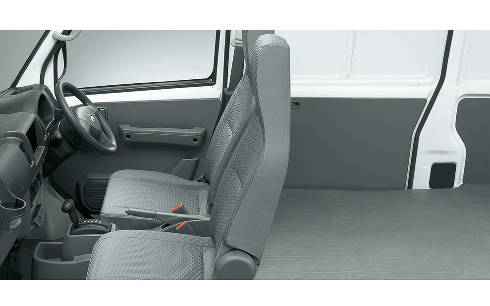 インテリアでは運転席と助手席だけを装着。4シーターより車両重量が30kg軽くなっている