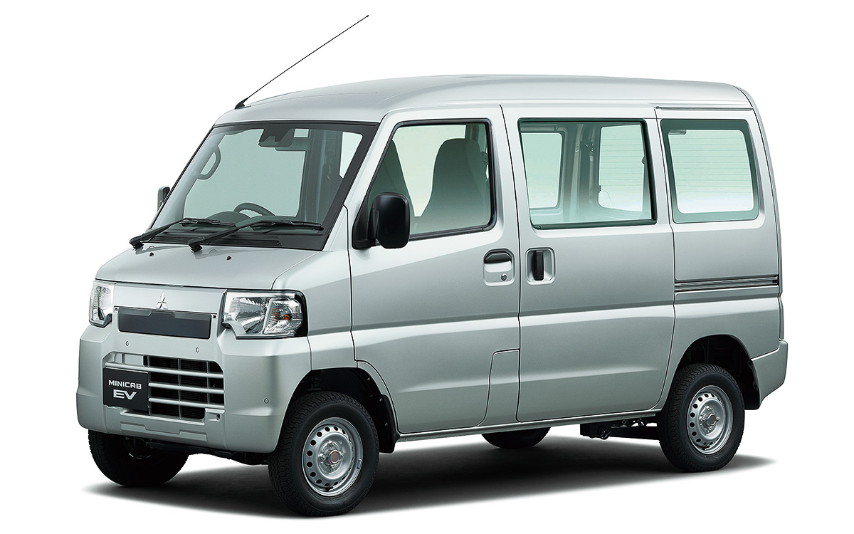 4シーターのボディカラーは「スターリングシルバーメタリック」と「ホワイトソリッド」（写真）、3万3000円高となる「アッシュグリーンメタリック」の3色