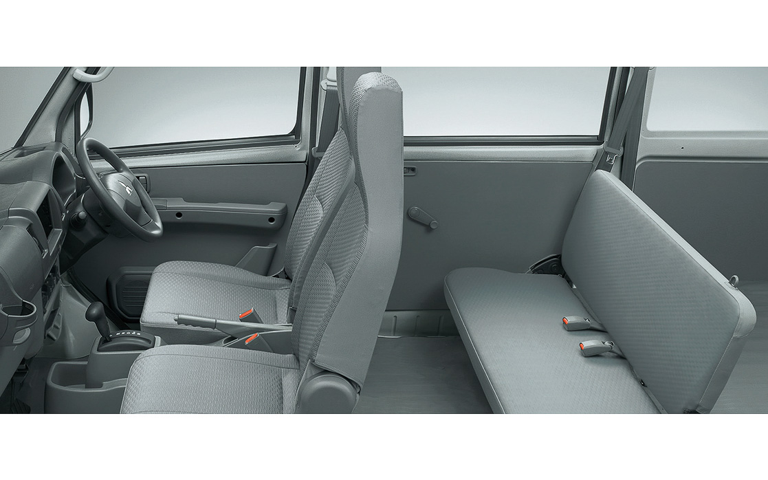 4シーターのリアシートは背もたれを前に倒し、さらに座面と一緒に180度前方に回転させることでフロアとフラットに一体化する