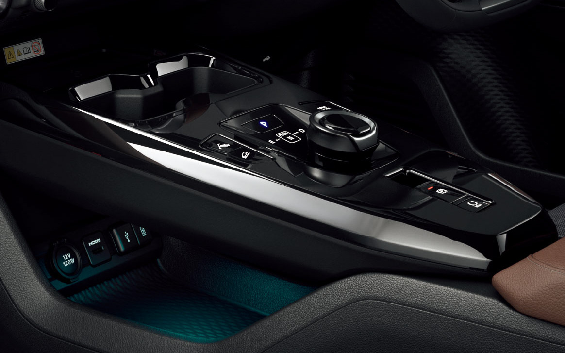 センターコンソールのミドルトレイにHDMI端子やUSB端子などを配置