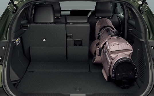 ラゲッジスペース容量は5人乗車時で238～306L。リアシートの前後スライドや4：2：4分割可倒式のシートバックなどを活用して容量をアレンジできる