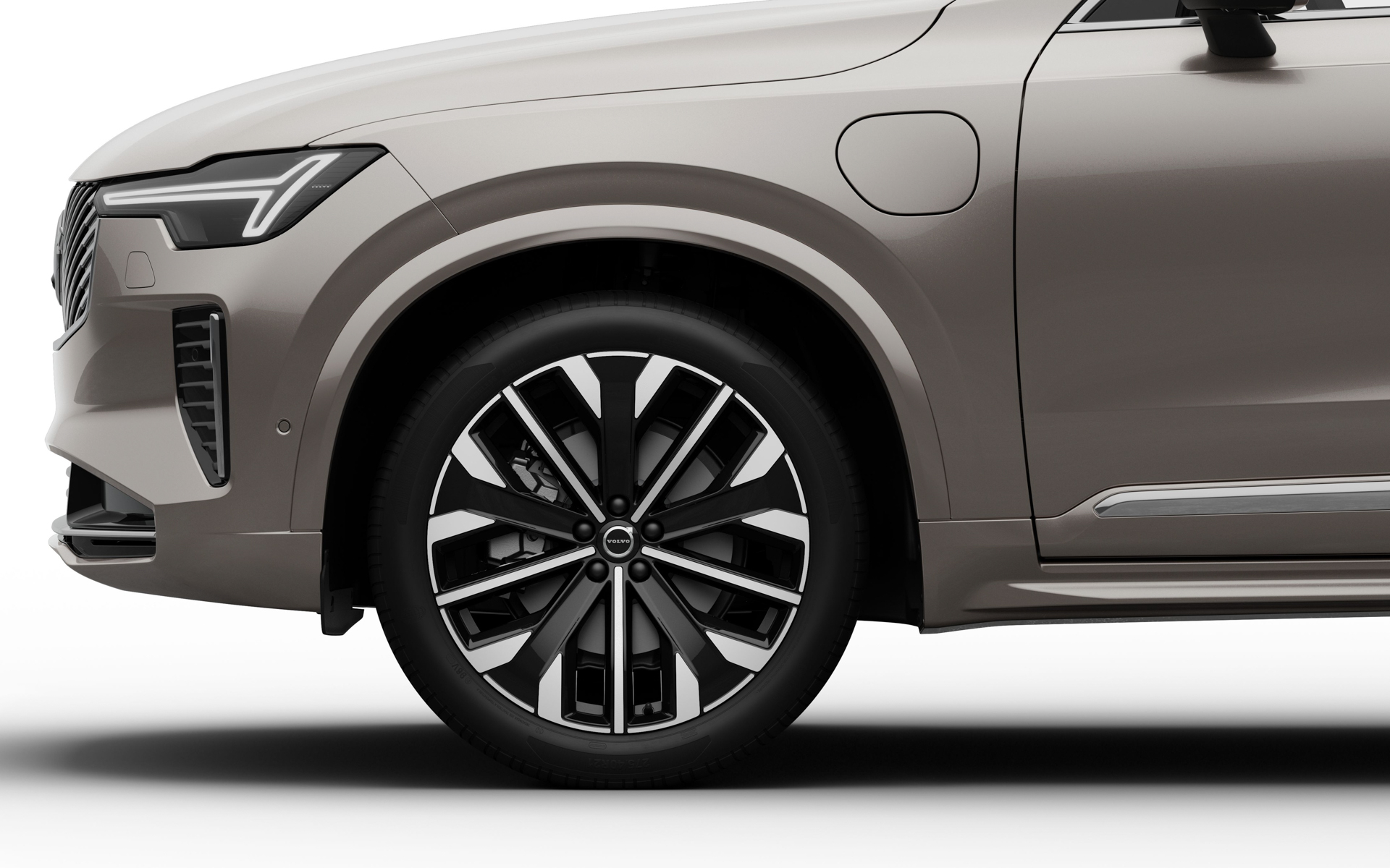 専用の新デザイン21インチ5マルチスポーク・アルミホイール（ダイヤモンドカット／グロッシーブラック）を履く