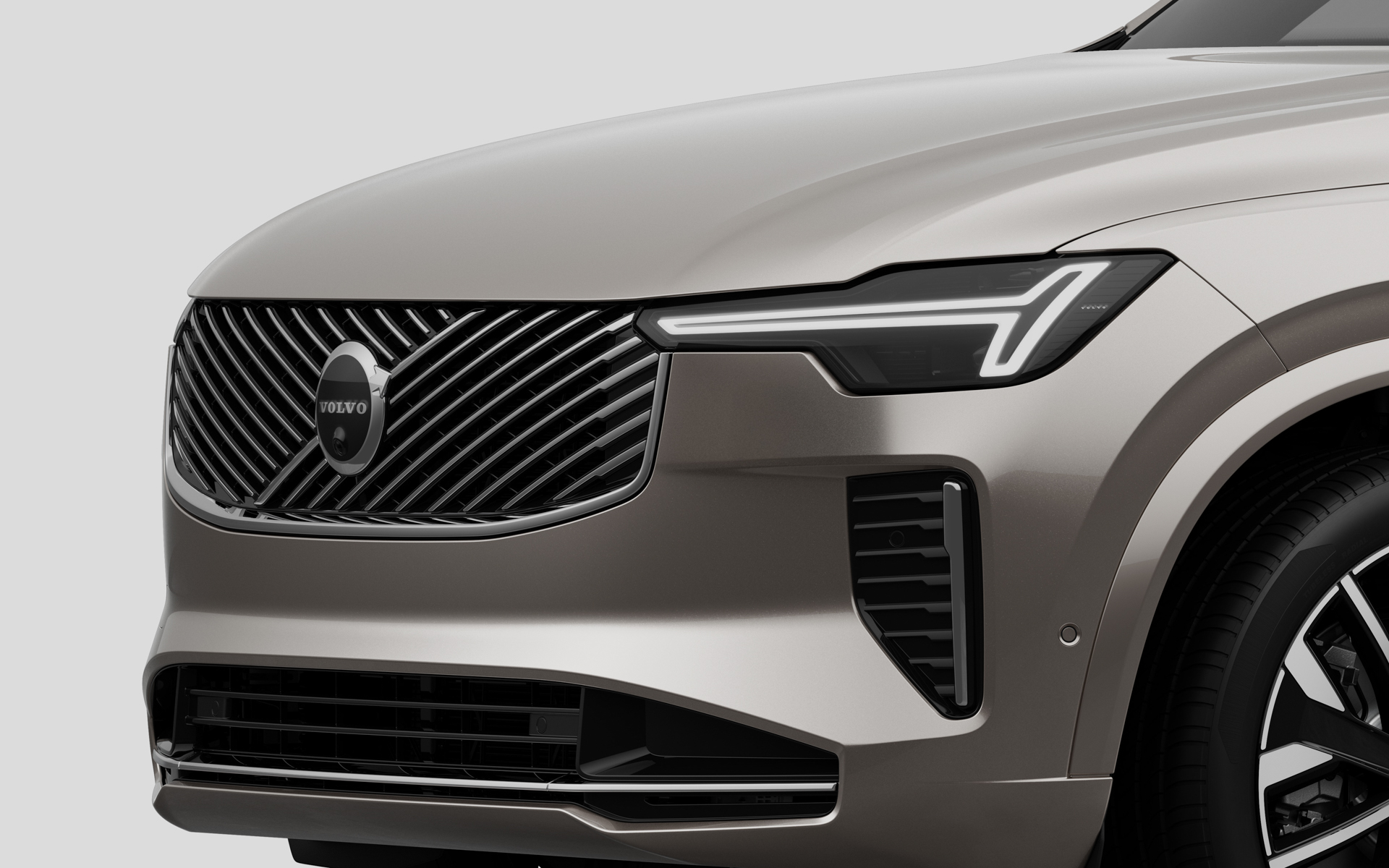 フロントグリルやサイドウインドウトリムにクロームメッキを、ルーフレールにはシルバーのアクセントを採用している