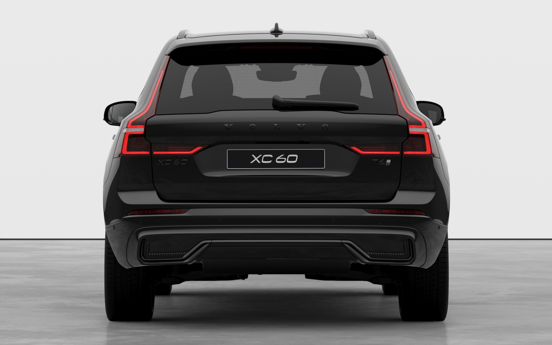 グロッシーブラックのVOLVOロゴやリアバッヂを装着