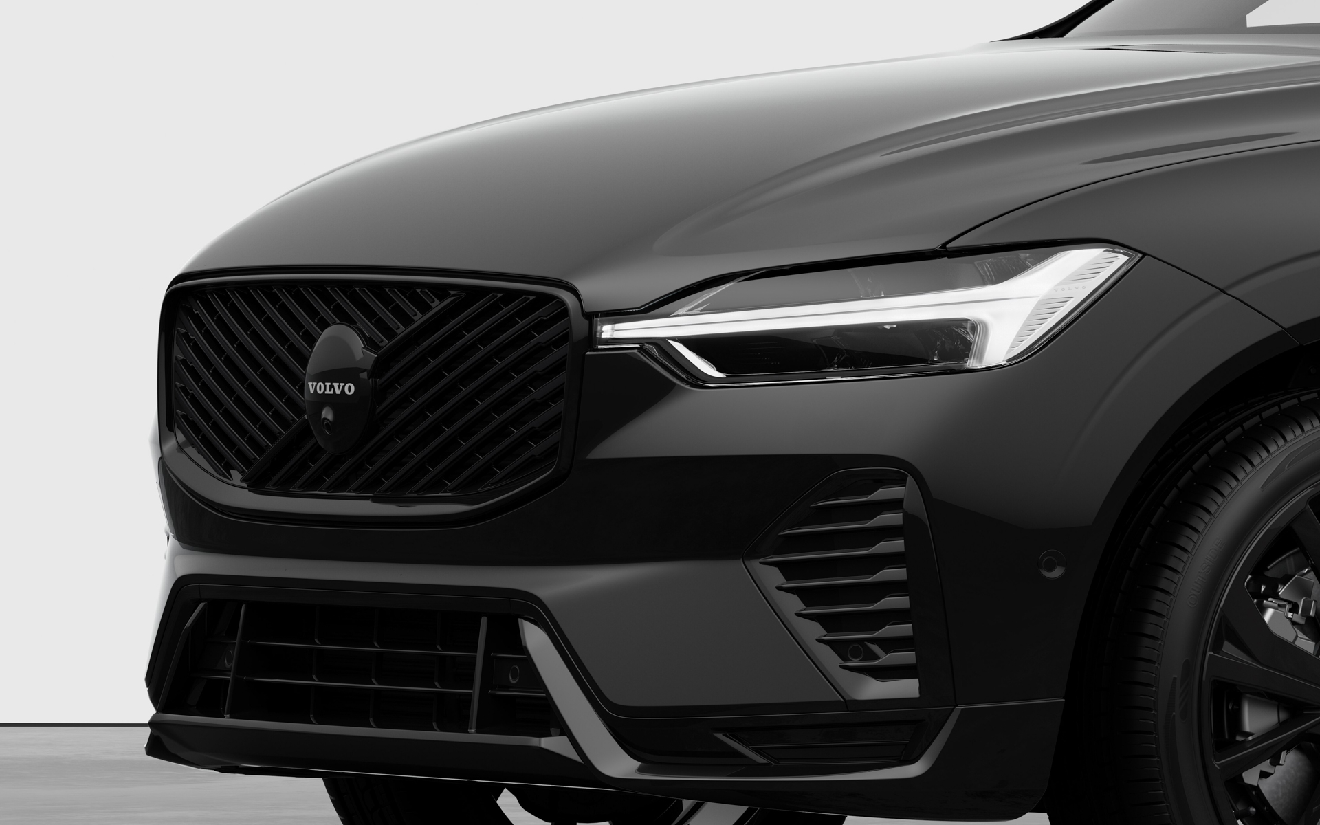 グロッシーブラックのアイアンマークとダイアゴナルバーを組み合わせた専用グリルを採用