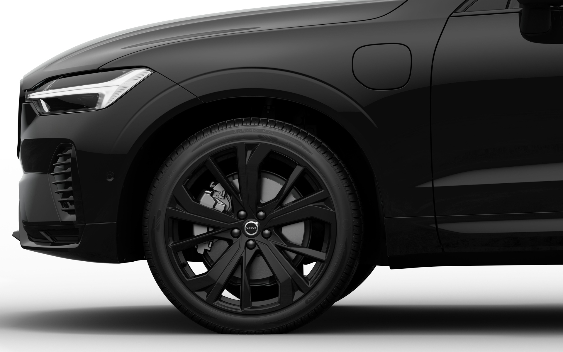 グロッシーブラックの21インチ・ダブルスポークアルミホイールを採用