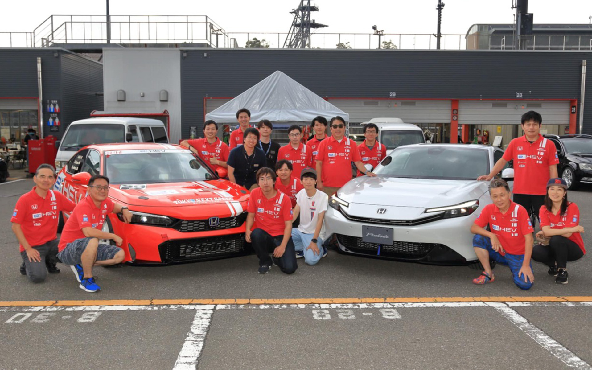 ホンダの2モーターハイブリッド「e:HEV」の新世代となるプレリュードが発売されたばかりということで、シビックe:HEVのマシンと並べてみました。そのままピットに展示していたプレリュードは参加者や来場者から大注目で、常に人だかりができているほどでした