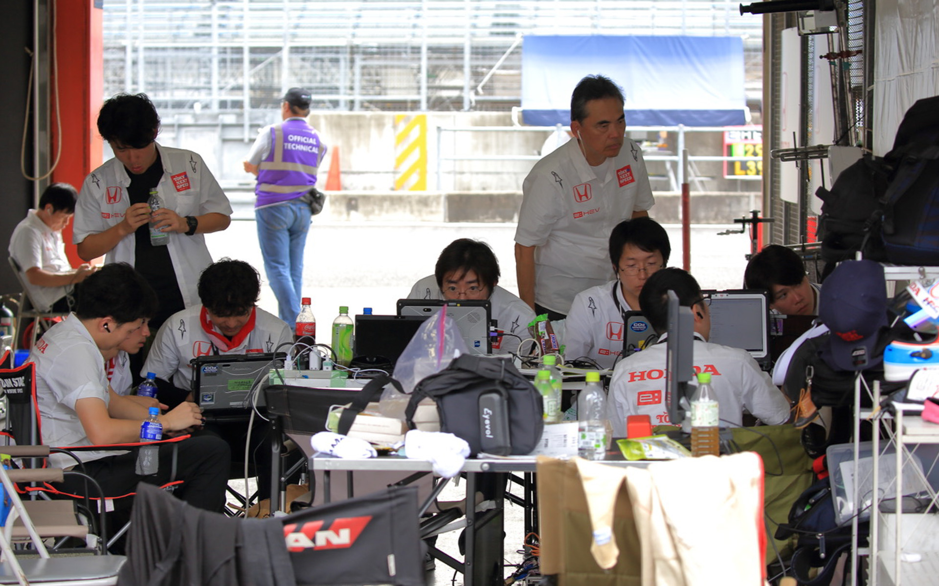 真剣な表情でデータとにらめっこしている、わがチームの頭脳、若手エンジニアたち。「レースが好きで、やってみたかった」と自ら志願した新メンバーも入ってくれて、さらに賑やかになりました