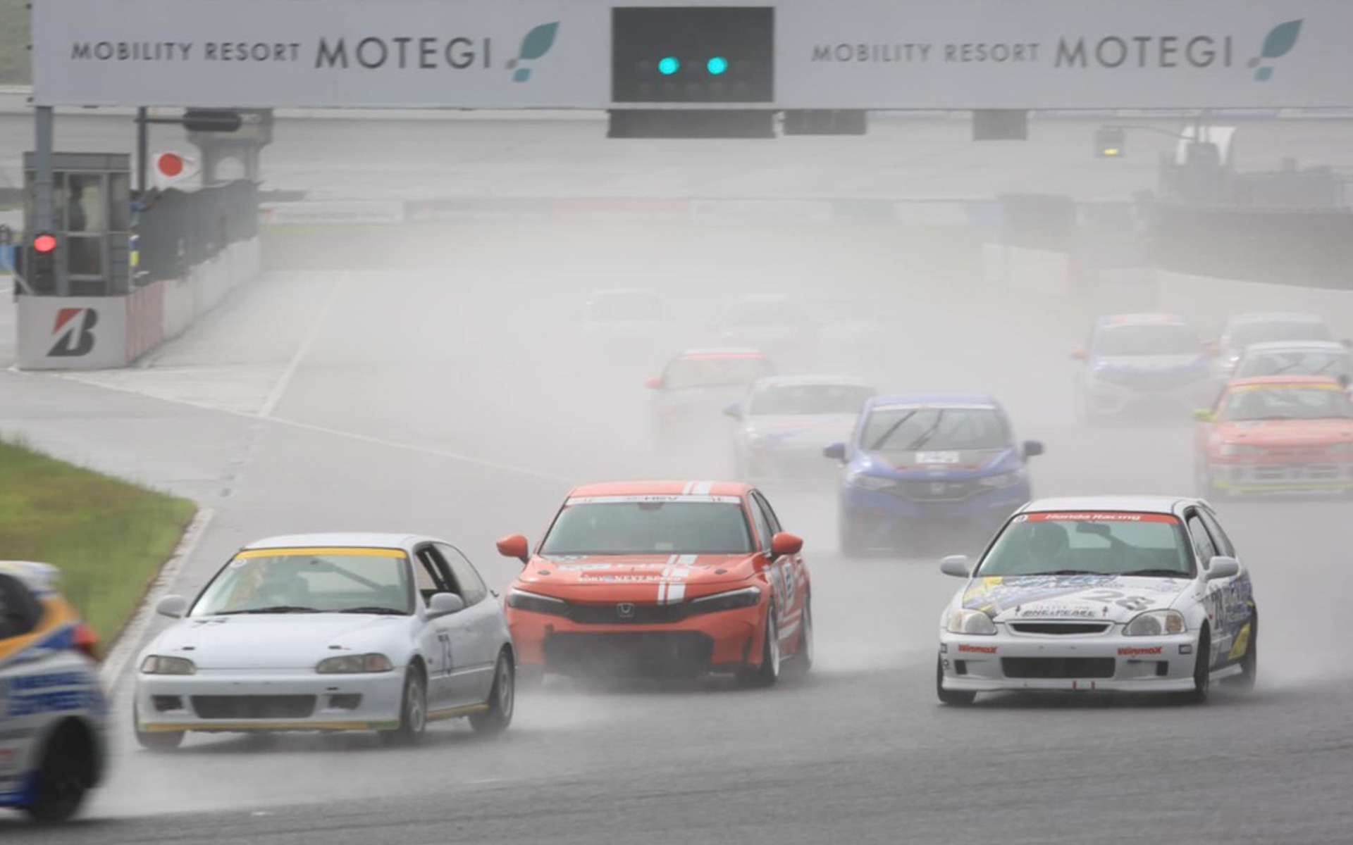 Joy耐では過去に記憶がないくらい珍しい、ウェットでの決勝レーススタート。難しいコンディションの中、モーターの強さを活かしてどんどん抜き去っていく姿はかっこよかったです！