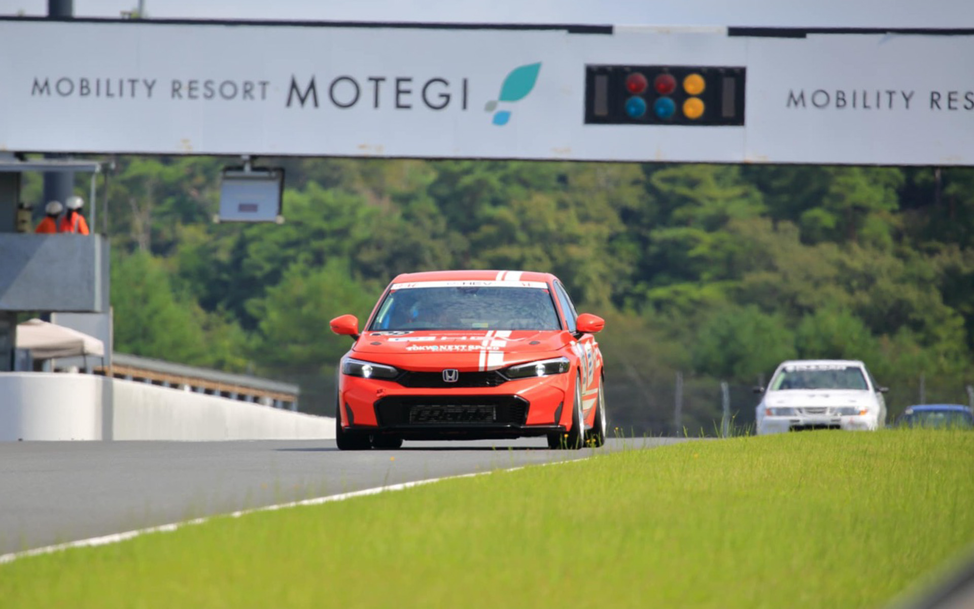 スタートから1時間もすると路面はドライになり、太陽が顔を出して一気に暑くなってしまいました。今回、量産車のフェイスリフトに伴いマシンのグリルも変わっています