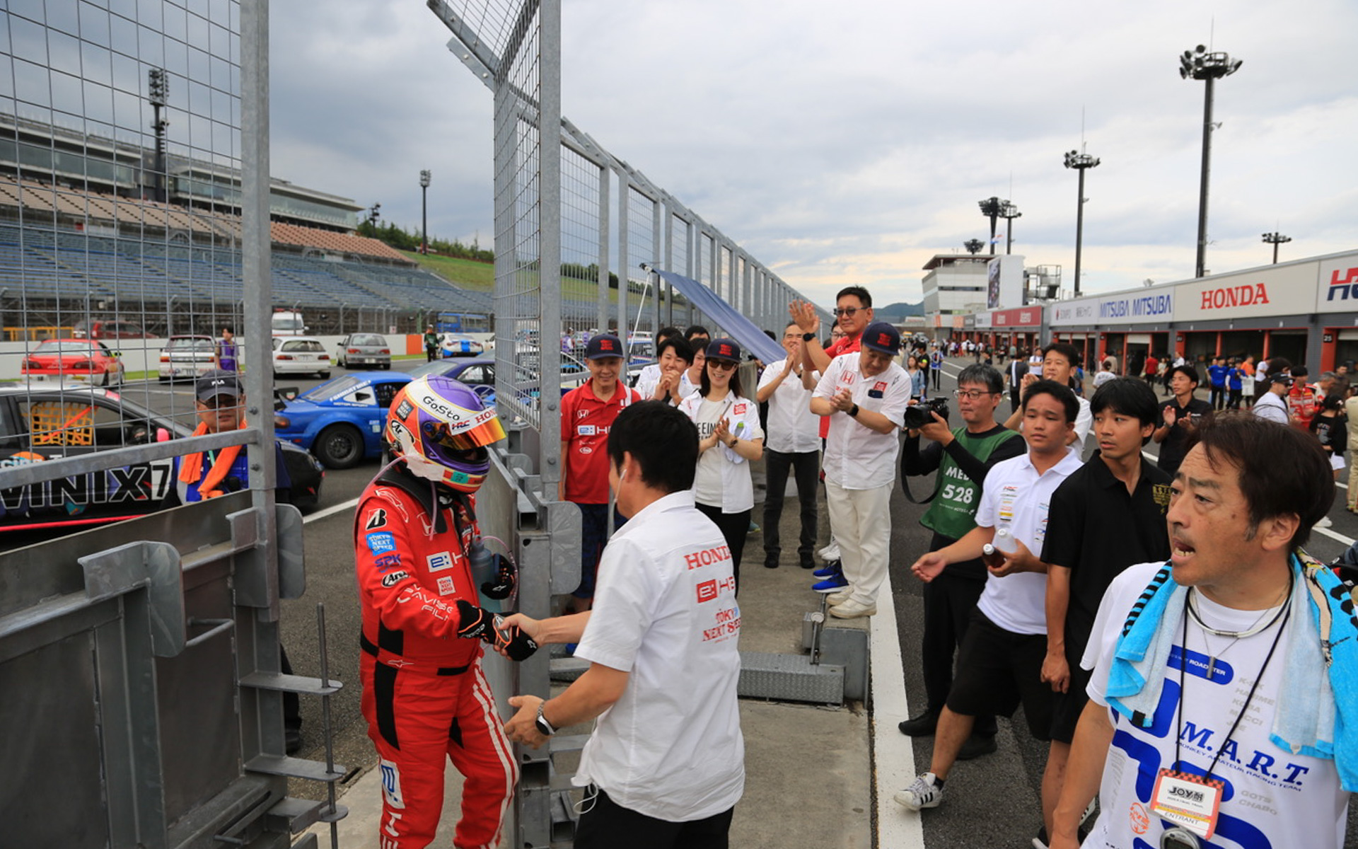 ラスト2時間のロングランを走り切り、拍手喝采で出迎えられた石井昌道選手。マシンの車内ではエアコンの風をドライバーにも送るようになっていますが、それでも滝のような汗で頑張ってくれました