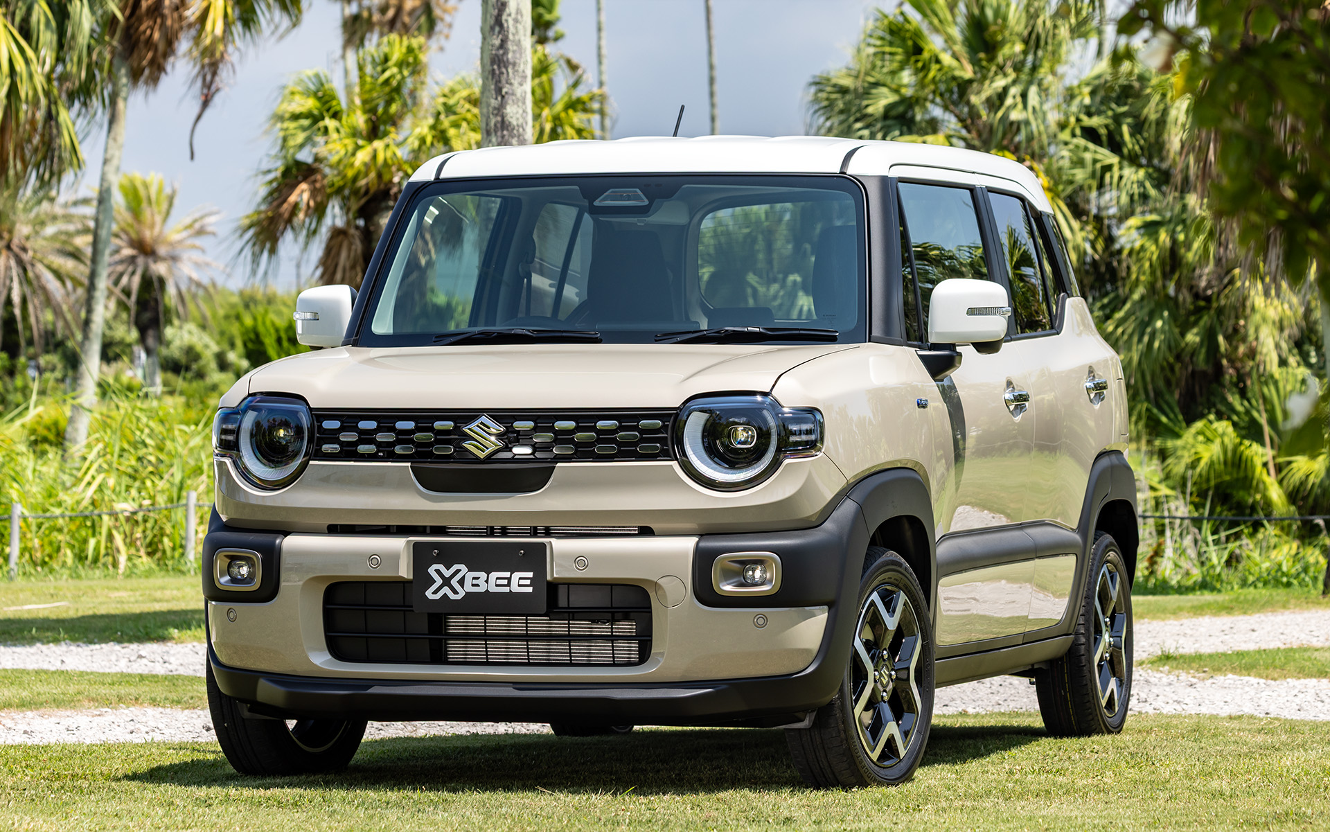 新型クロスビーは独自のキャラクターはそのままにSUVらしさをアップ。撮影車両はHYBRID MZ。ボディカラーはキャラバンアイボリー ホワイト2トーン