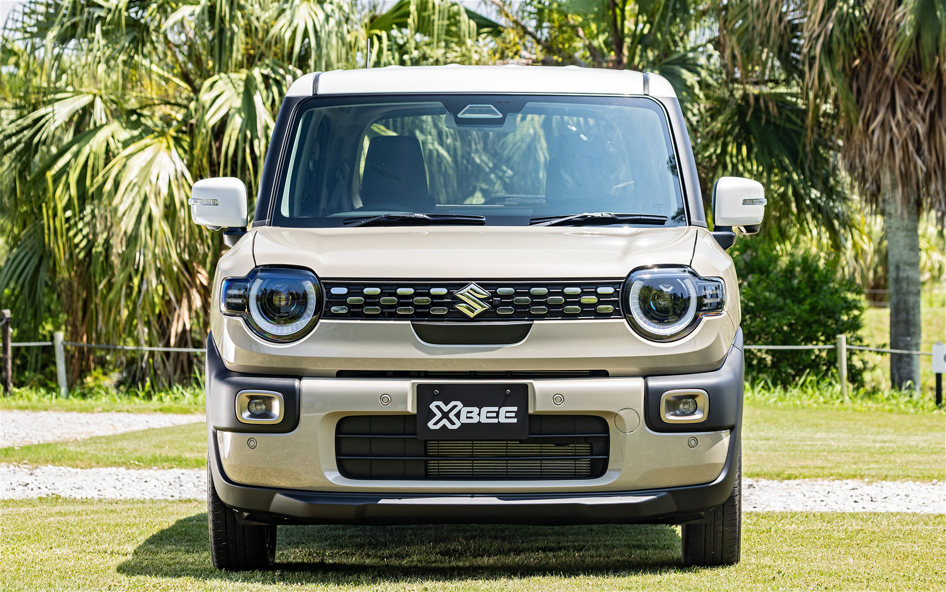 ヘッドライトとグリルを一体としたデザインとすることでワイド感をアップ。バンパーはボディ同色にするとともに開口部やフォグランプ部分を角丸デザインに