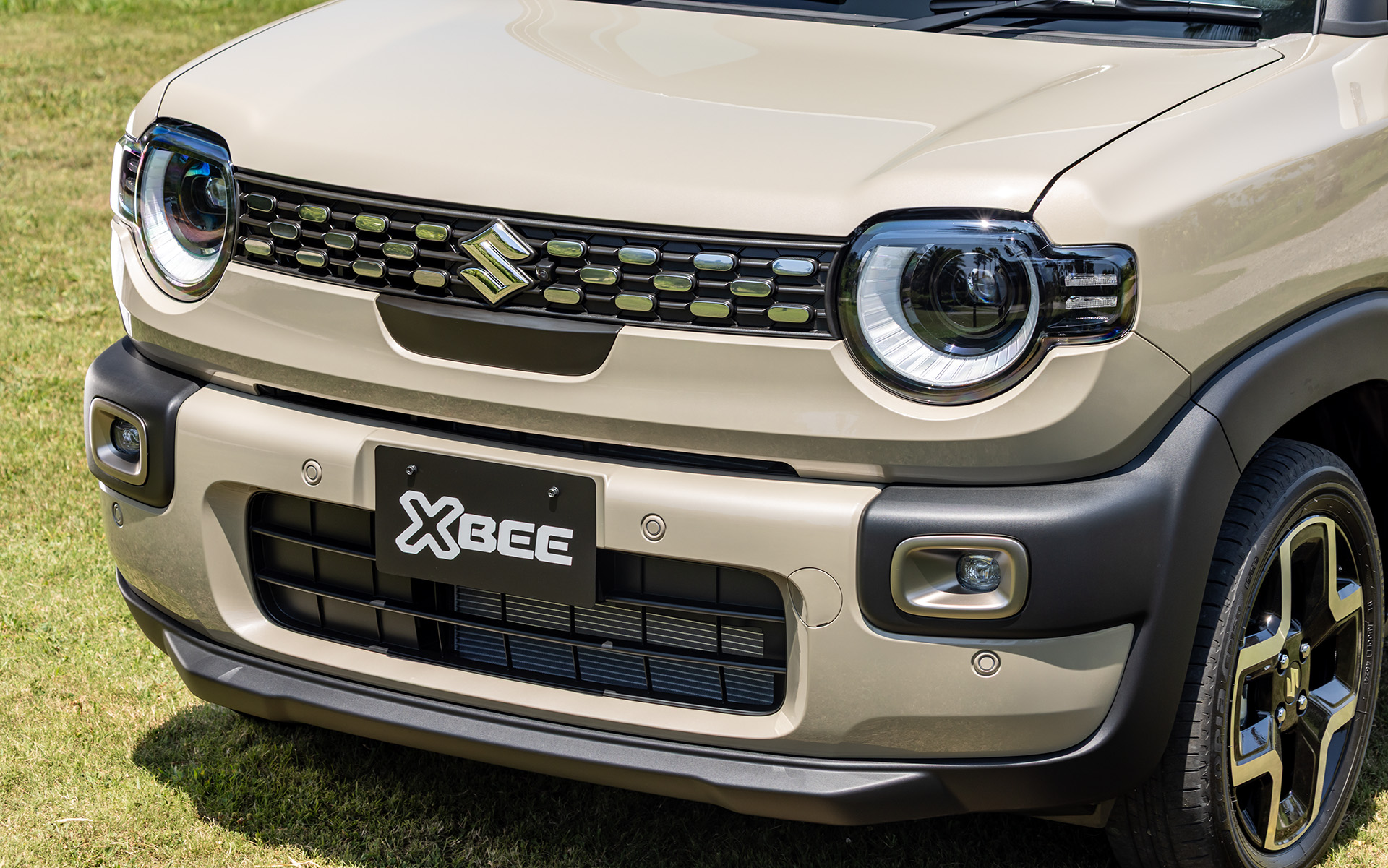 グリル中央下部の黒い部分にはミリ波レーダーが収められている