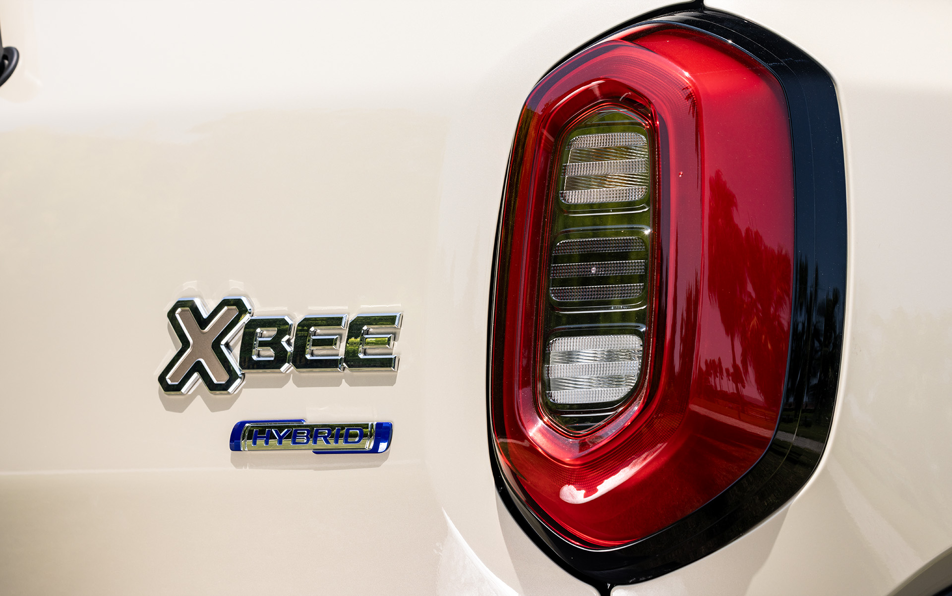 バックドアにはハイブリッドを示すバッヂ