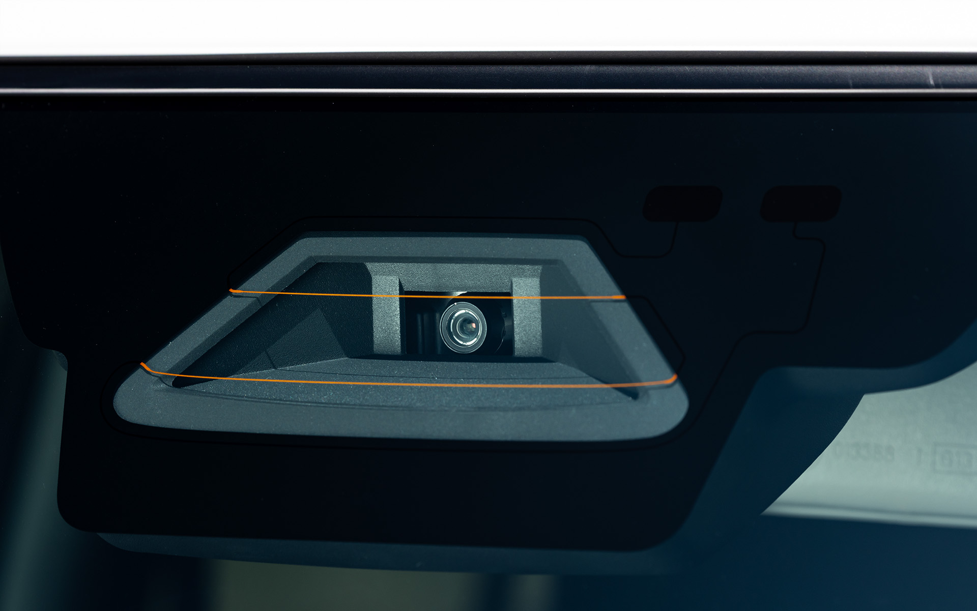 先進安全装備の要となるカメラは単眼タイプを採用