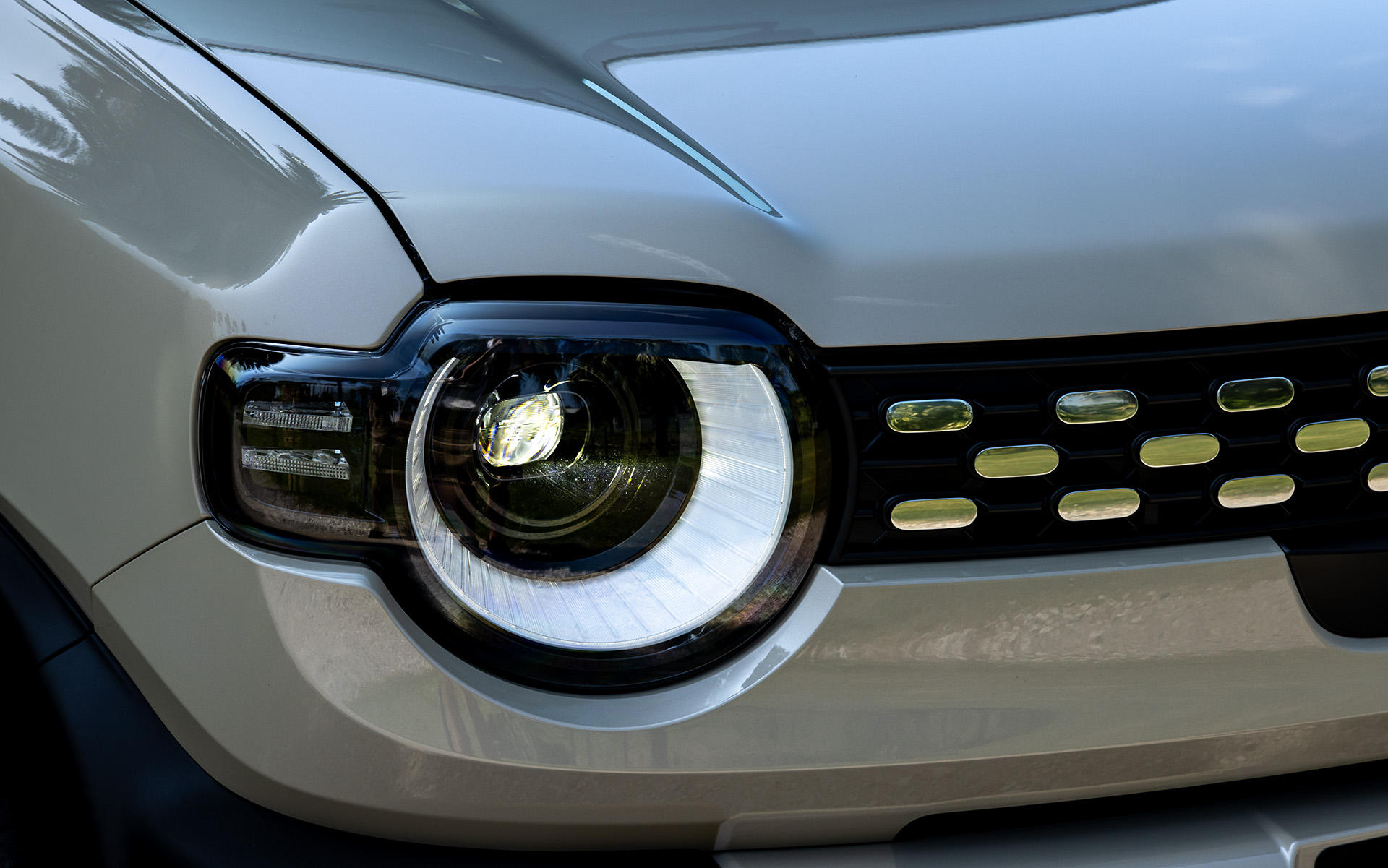 特徴的なヘッドライトは全車LEDタイプ。HYBRID MZはポジションとして点灯する部分がターンランプにもなる切り替え式