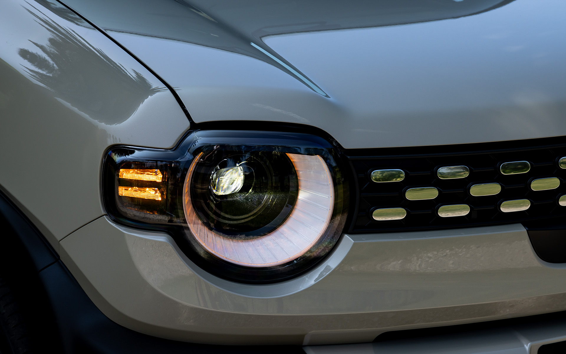 特徴的なヘッドライトは全車LEDタイプ。HYBRID MZはポジションとして点灯する部分がターンランプにもなる切り替え式