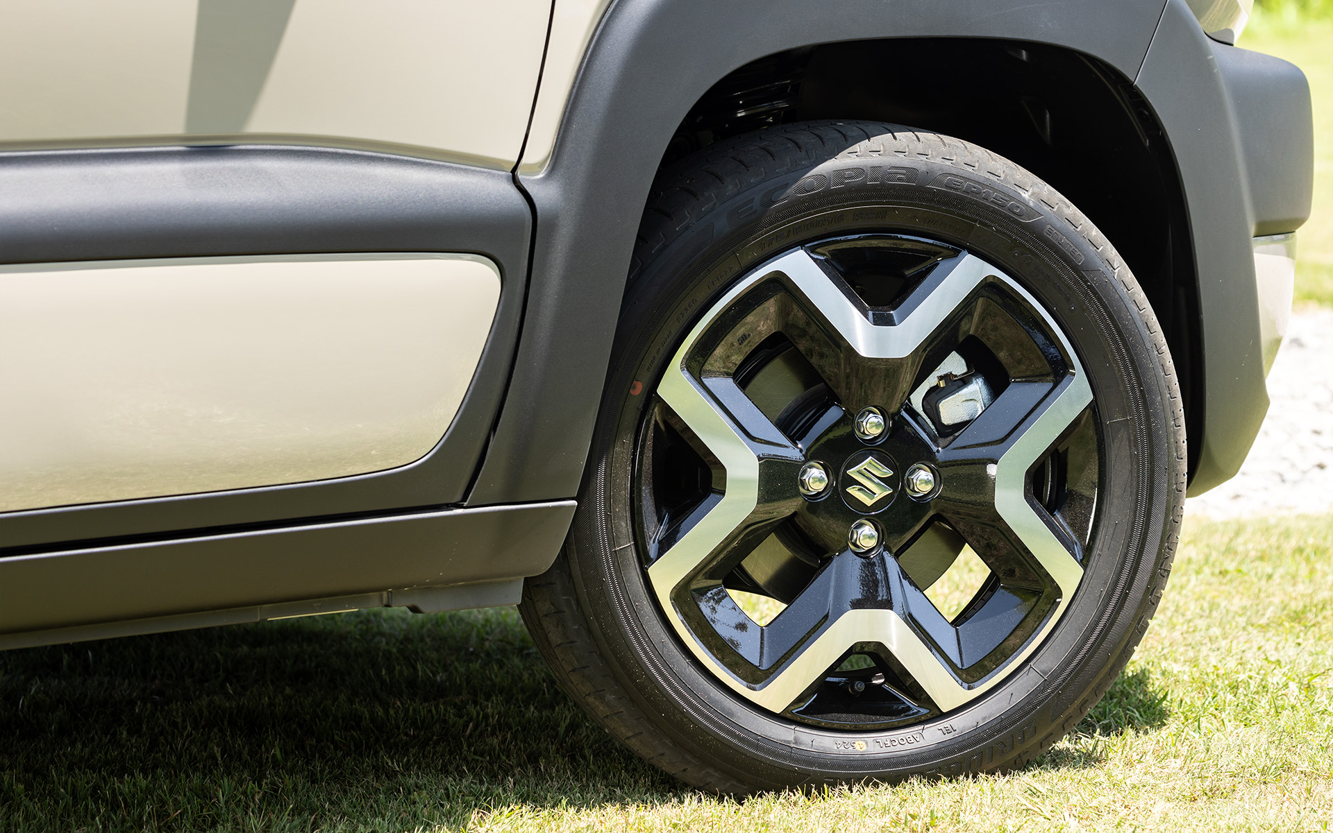 HYBRID MZは切削2トーンアルミホイールが標準。撮影車両は175/60R16サイズのブリヂストン「エコピア EP150」を装着