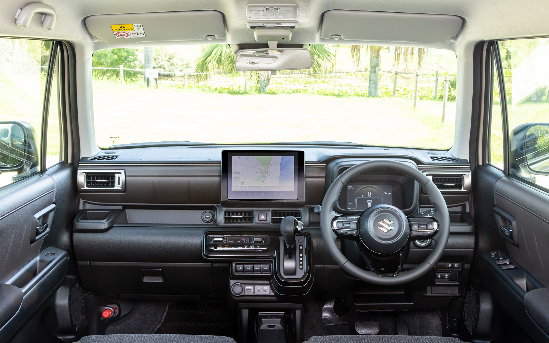 インパネは初代モデル譲りの水平基調ながらギア感を抑えて上質さをアップ