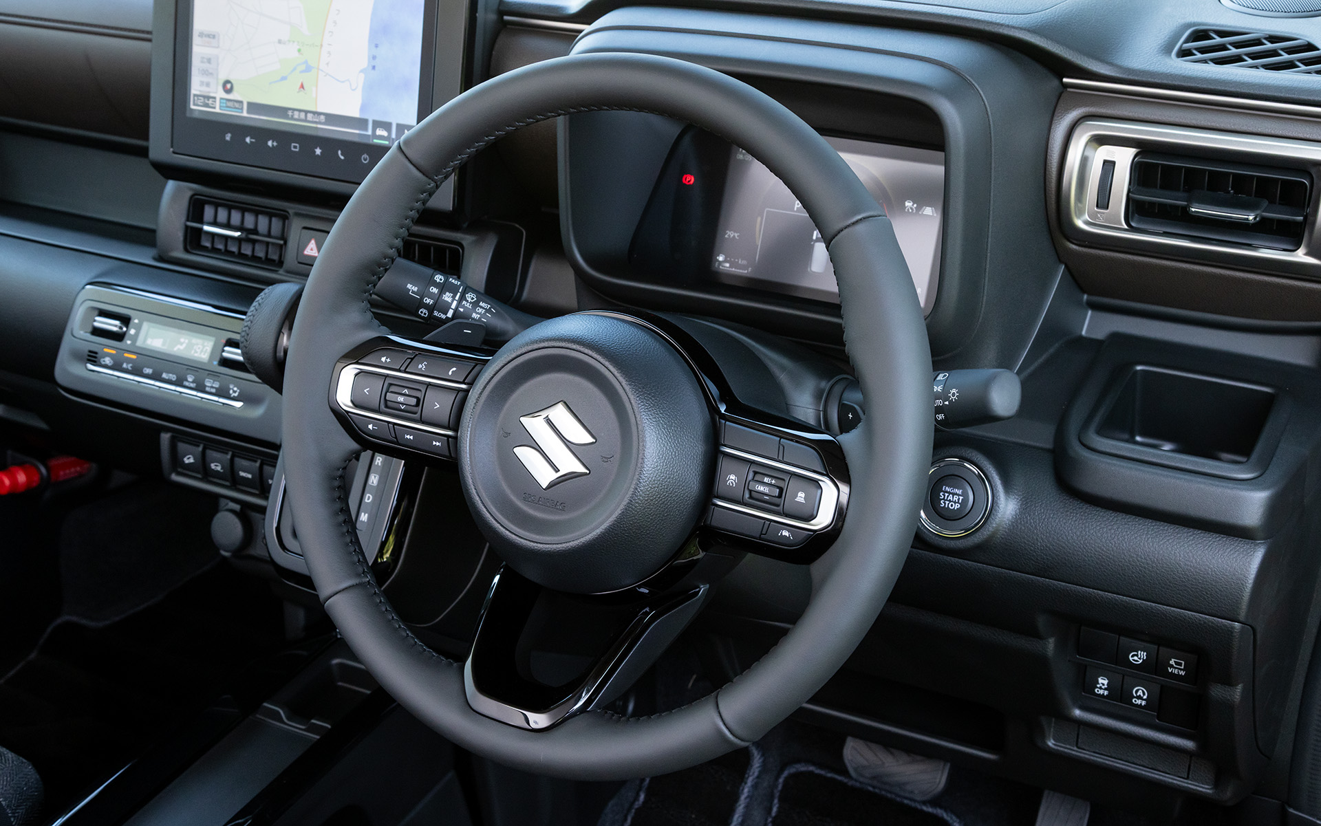 HYBRID MZはパドルシフトを備えた本革巻きステアリングを標準装備