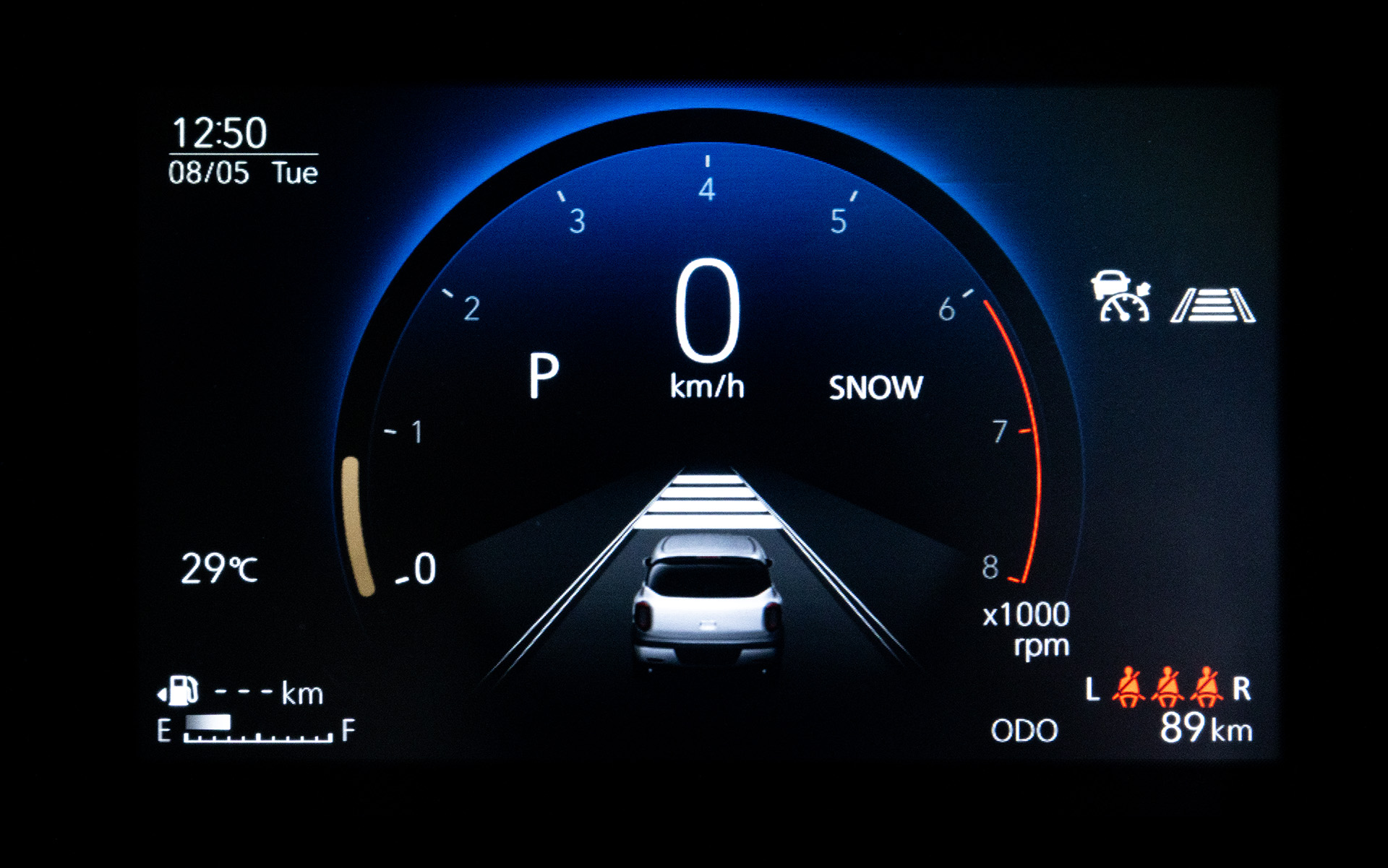 「スポーツ」「スノー」と走行モードに応じたグラフィックが表示される