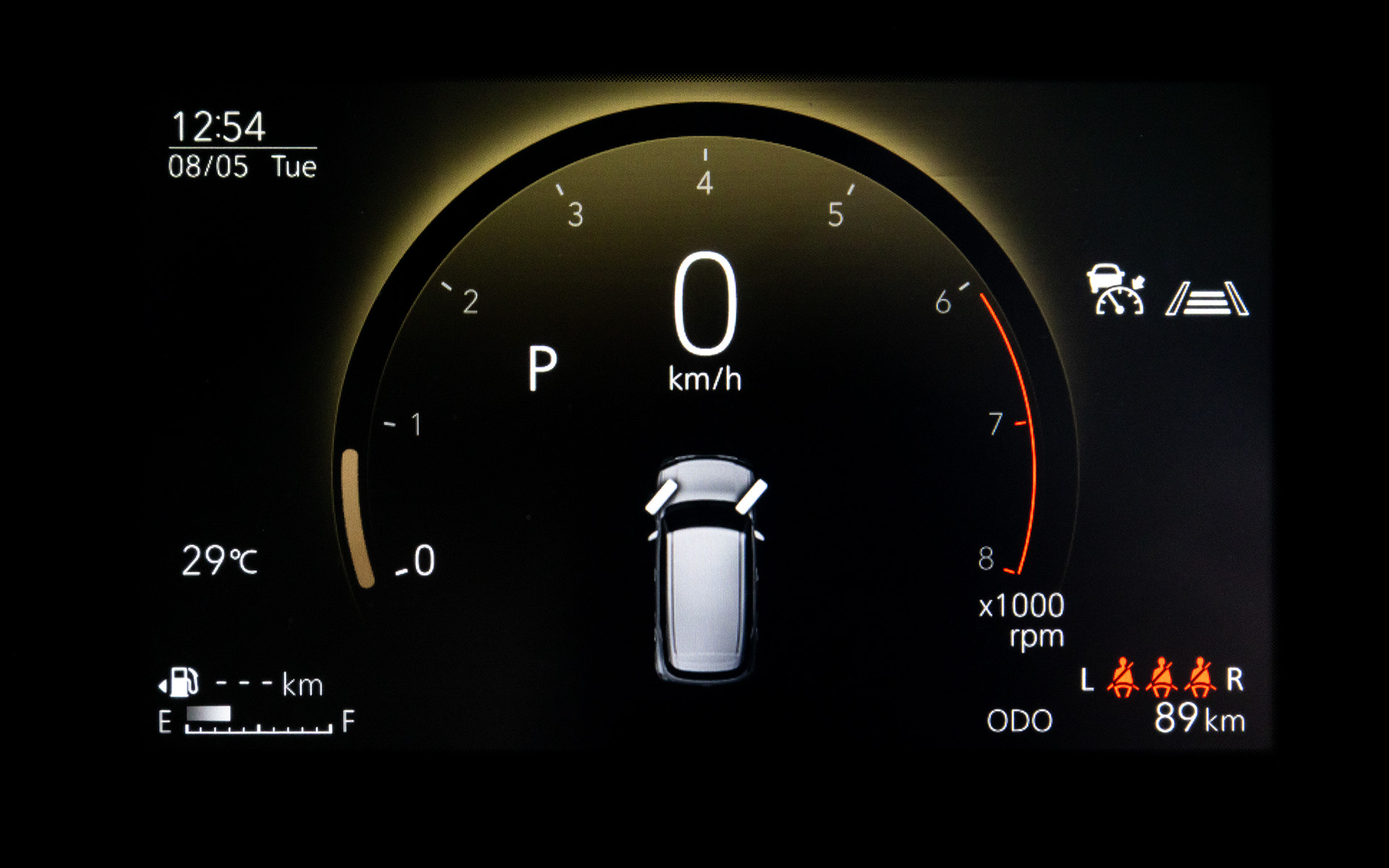 メーター中央にはトリップやエネルギーフロー、タイヤアングルなど各種情報を選択して表示可能