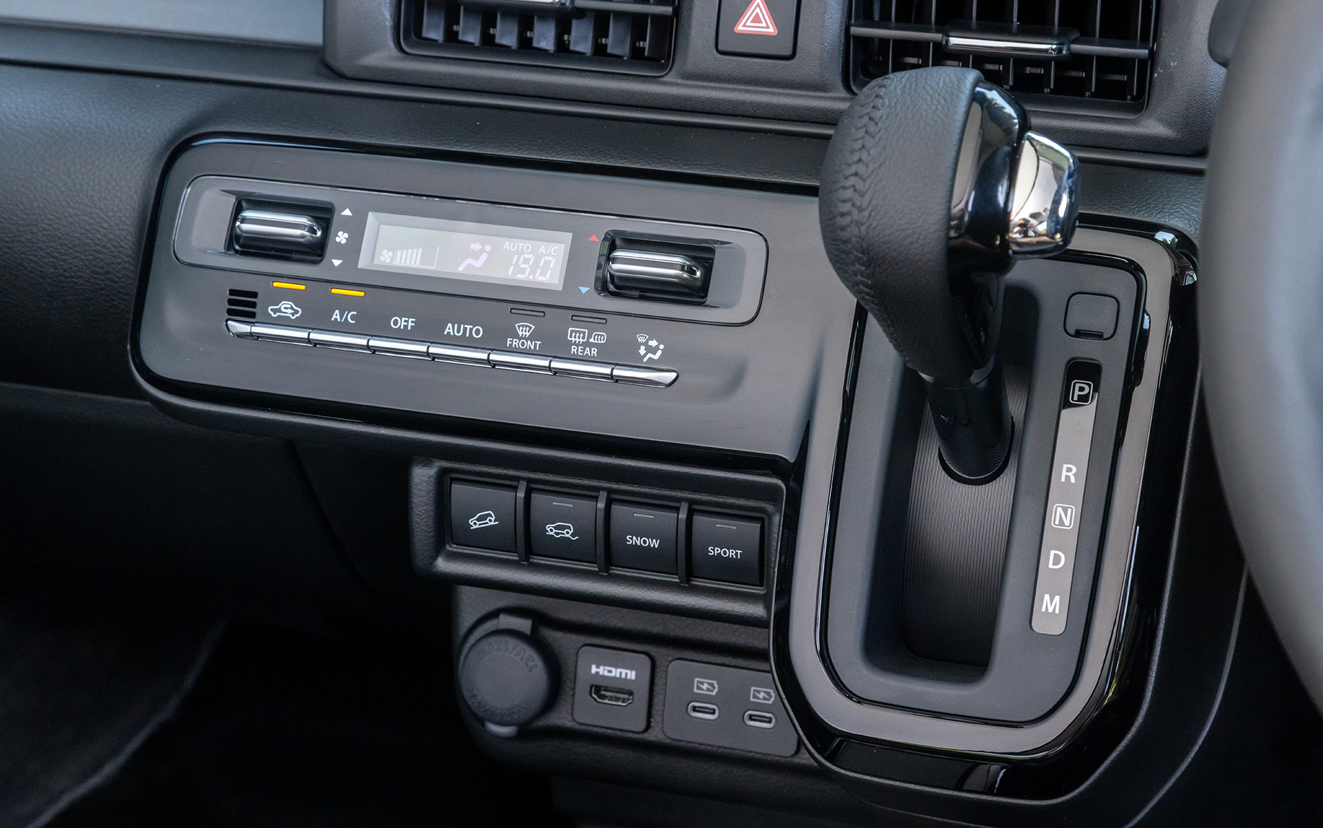 HYBRID MZはシフトノブも本革巻き。フルオートエアコンは全車標準