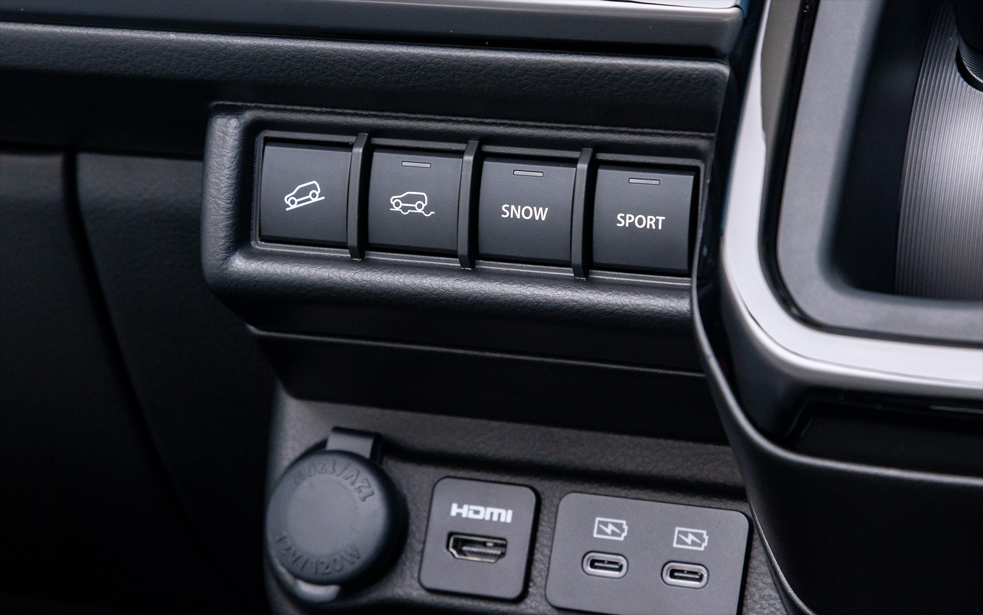 エアコンパネル下部に走行関係のスイッチをまとめて配置