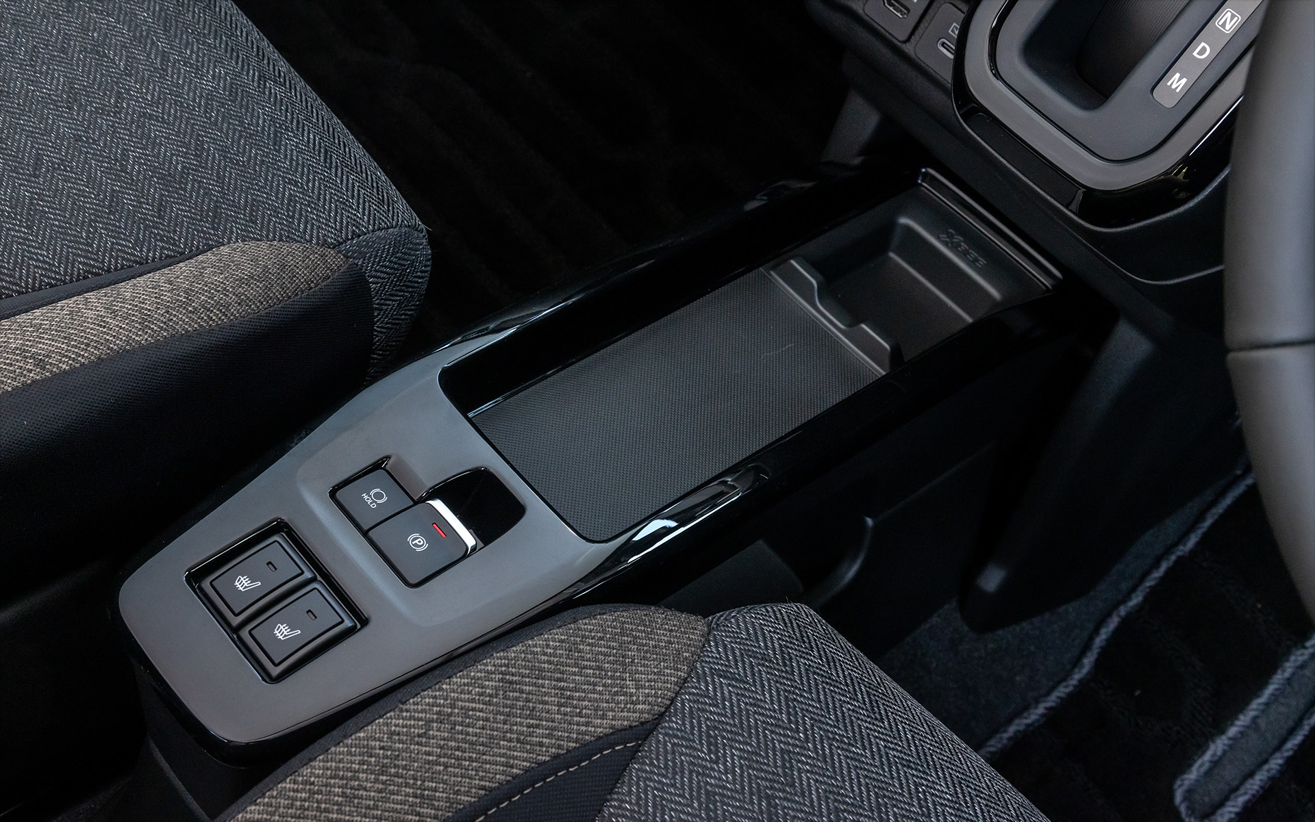 HYBRID MZは多くの収納スペースを備えたセンターコンソールを装備