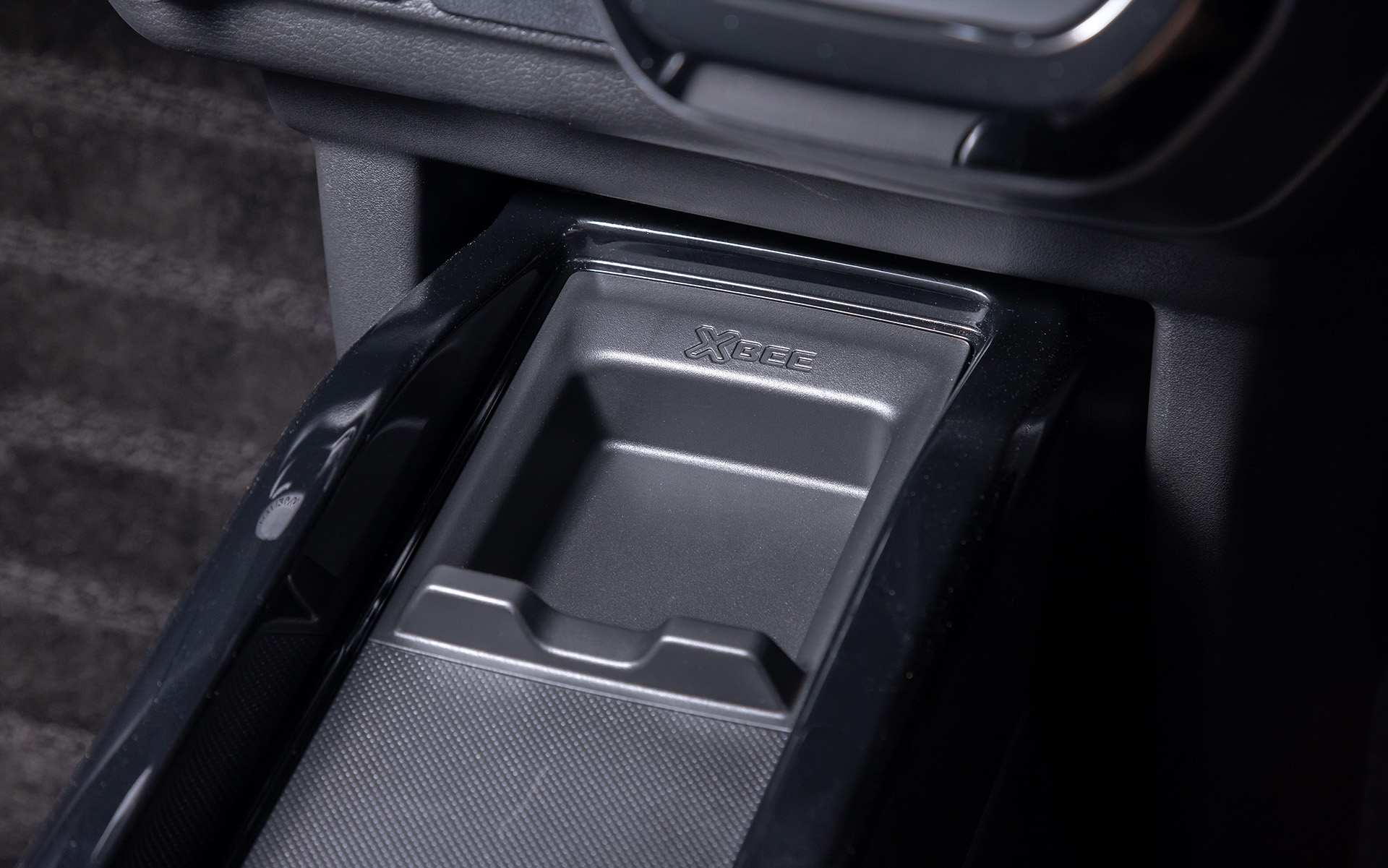 前方にはクロスビーのロゴ