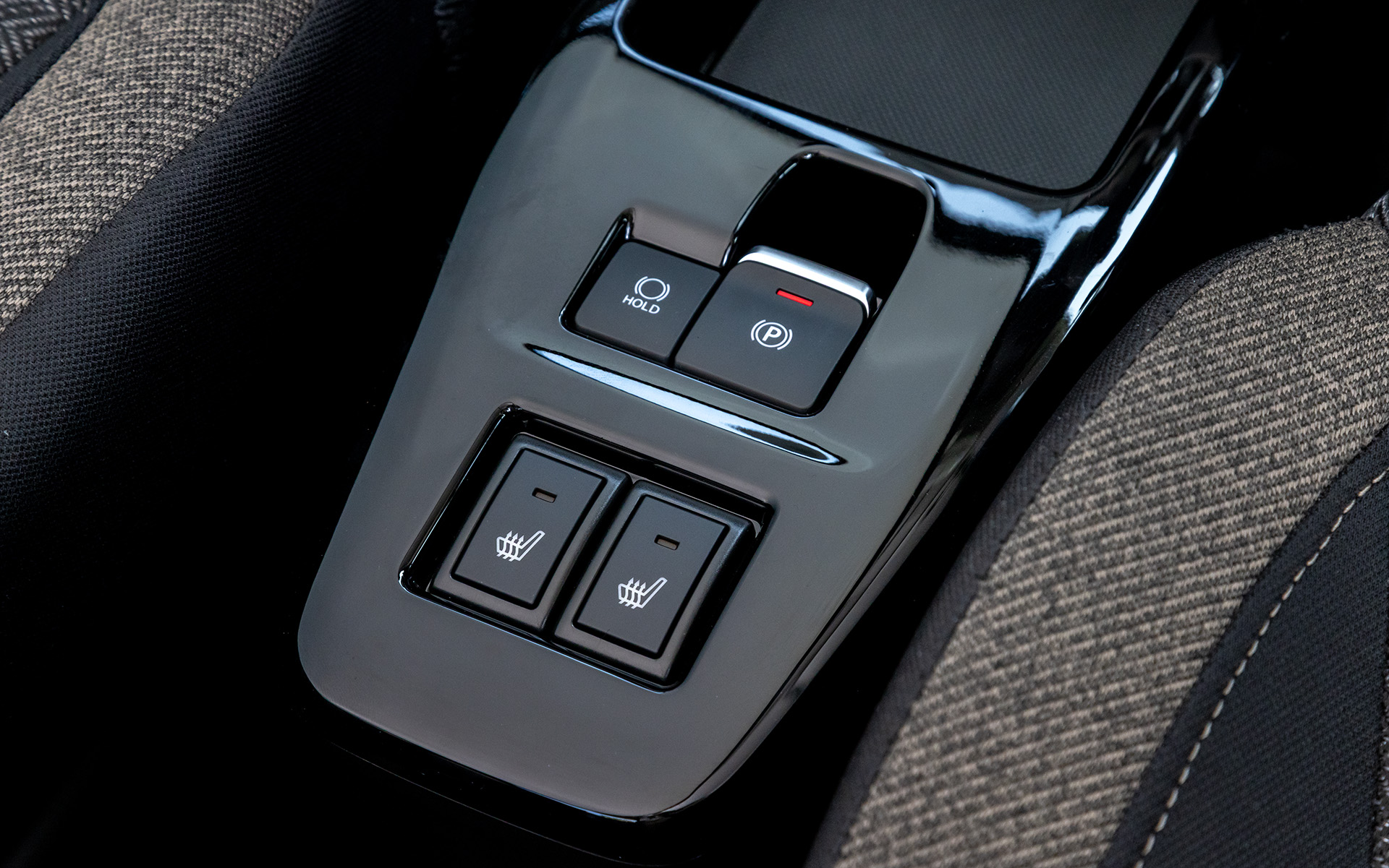後端には電動パーキングブレーキ（HYBRID MZのみ）やシートヒーターのスイッチも