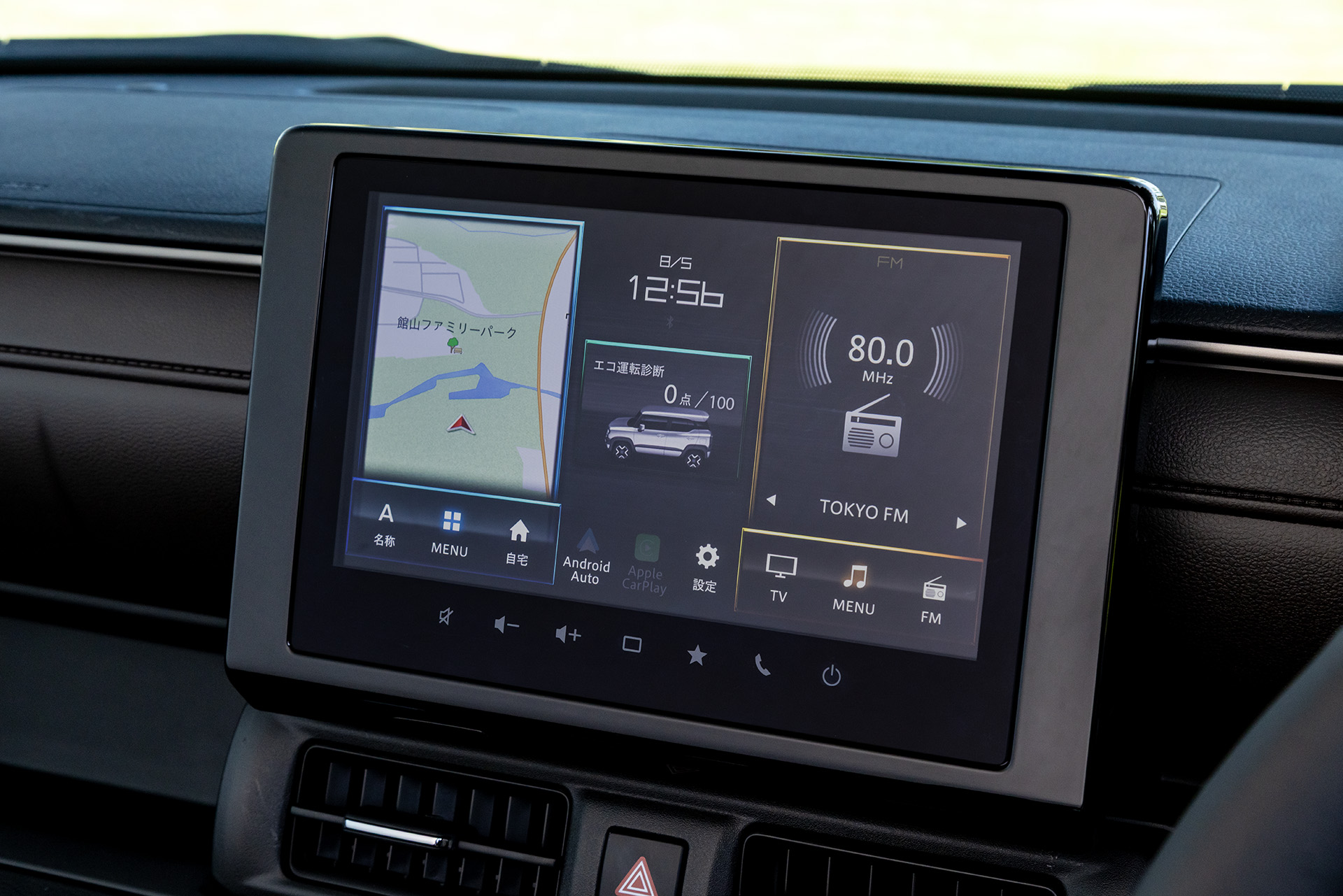 全車オーディオレス仕様で6スピーカー＆ステアリングスイッチ付。撮影車両に装着されている9インチHDディスプレイを備えた全方位モニター付メモリーナビゲーションはオプション。装着スペースとしては8～10インチまで対応する