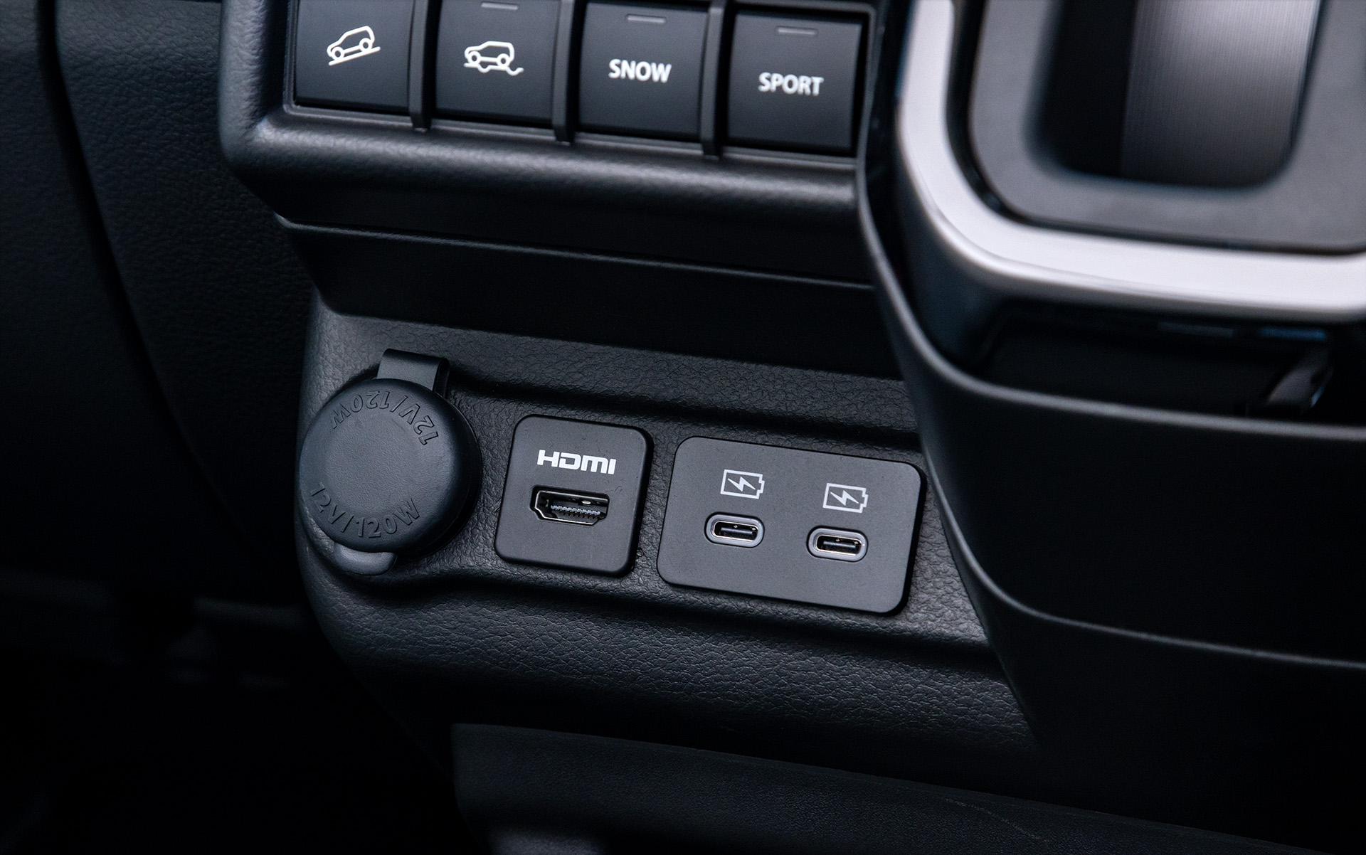 メモリーナビゲーション装着時はインパネ下部にHDMI端子を追加。HYBRID MZにはPD対応のUSBタイプC端子×2が標準