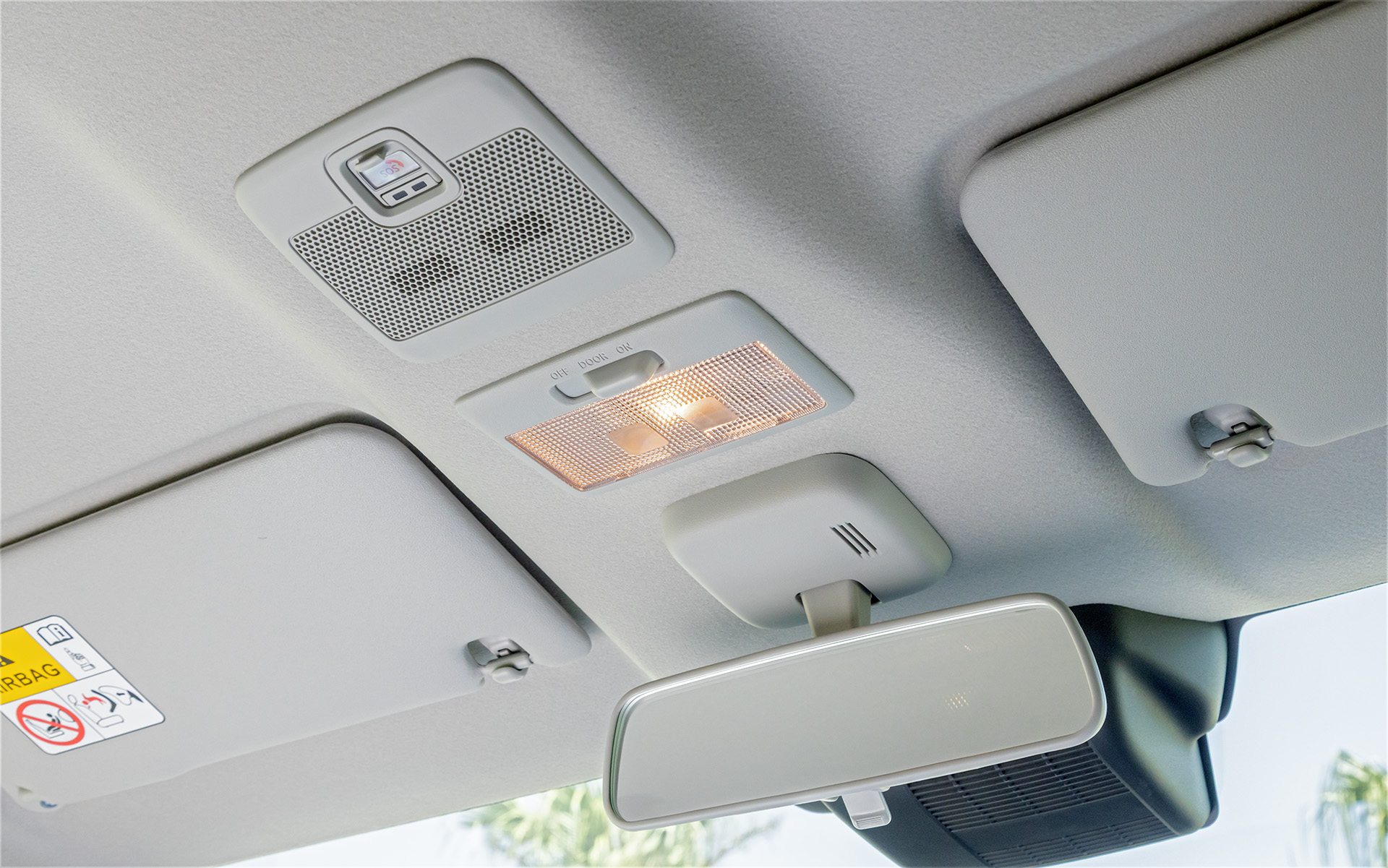 フロントシート頭上にはルームランプなどを装備。メモリーナビゲーション装着時はSOSボタンも用意される