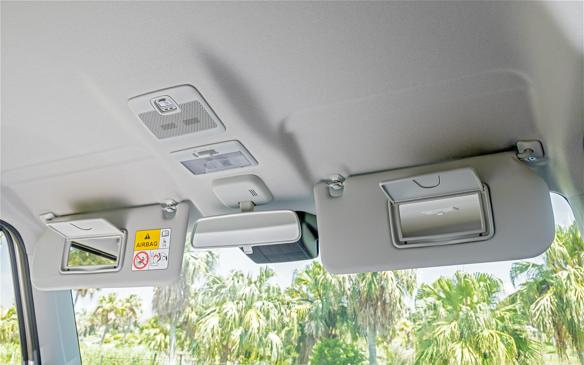 大型のサンバイザー裏にはバニティミラーが