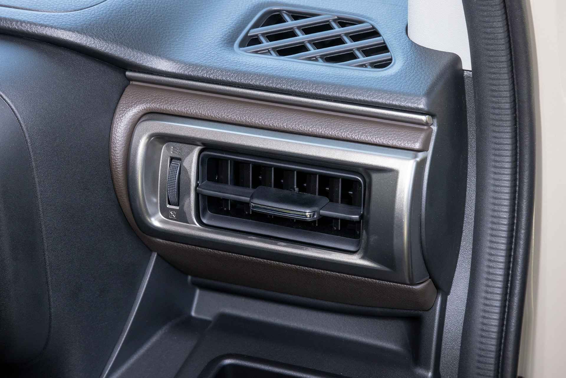 サイドベンチレーションまわりには高輝度ウォームシルバーの加飾が施される