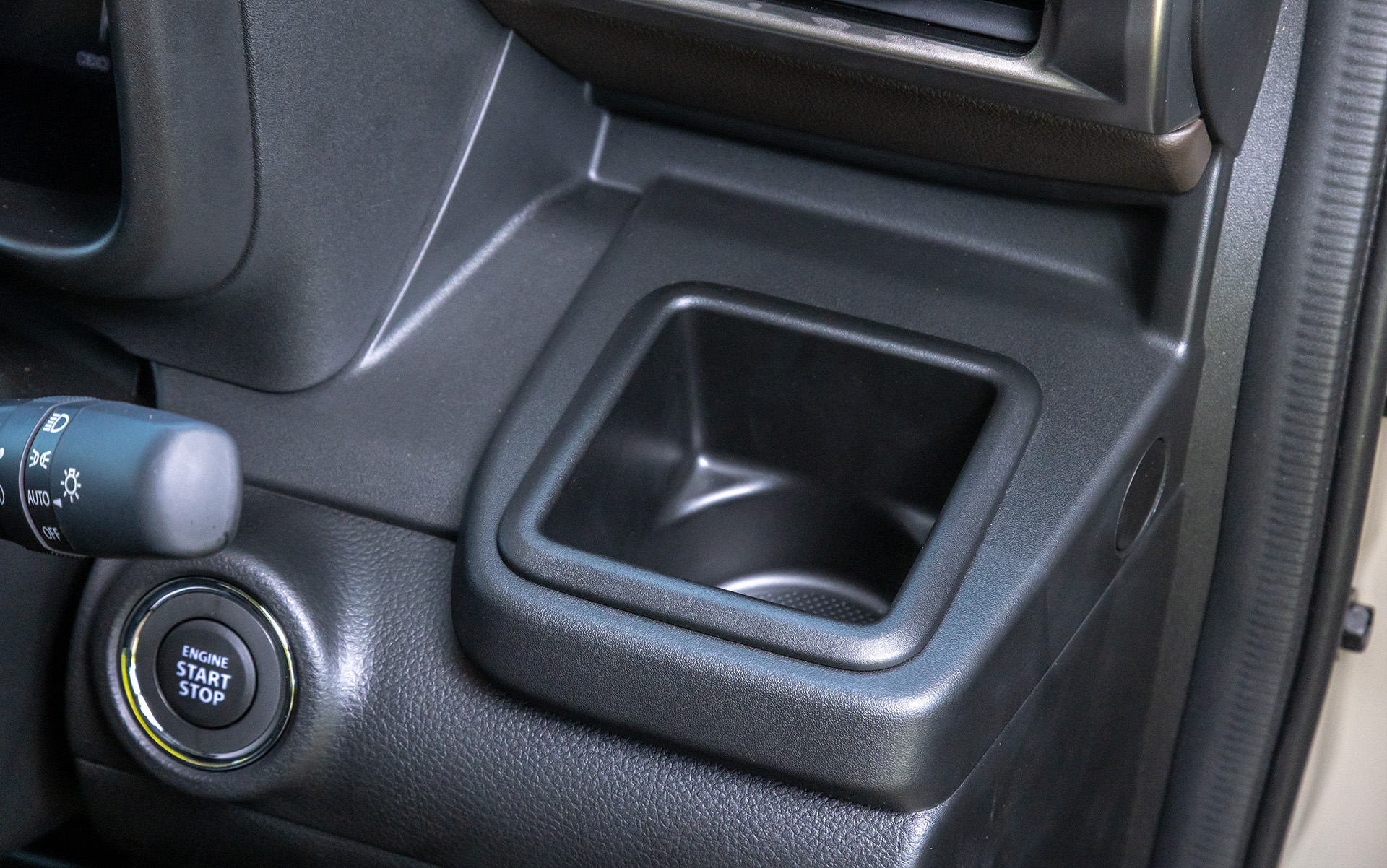 運転席用のカップホルダー。角型パックも利用可能