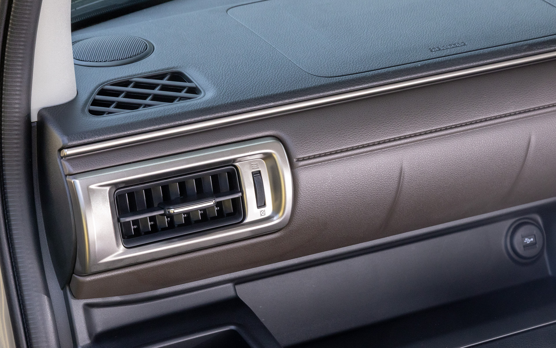 助手席側。インパネの茶色い部分はシボやステッチ状の模様が入るなど遠目にはレザー調素材のように見えるが実は樹脂製