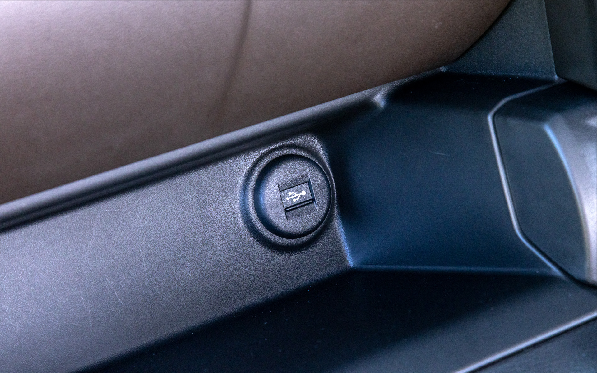 インパネにあるのはナビゲーション接続用のUSB端子