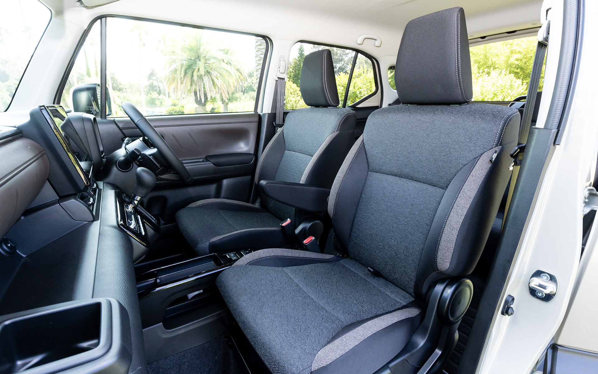 インパネと同じく水平基調のヘリボーン柄を使ったシート表皮はブラウンステッチやアクセントカラーの組み合わせにより上質な印象。撥水性のあるファブリックを採用するほかセンターアームレストも装備