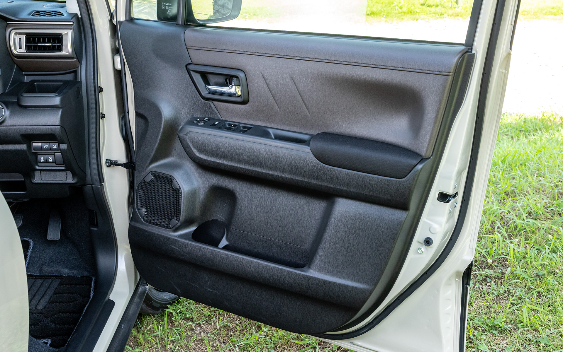 運転席ドアトリム。インパネ同様にブラウン樹脂が使われている