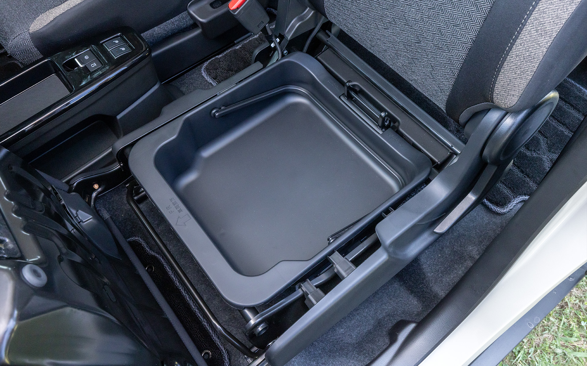 助手席の座面下は収納スペースとしても利用